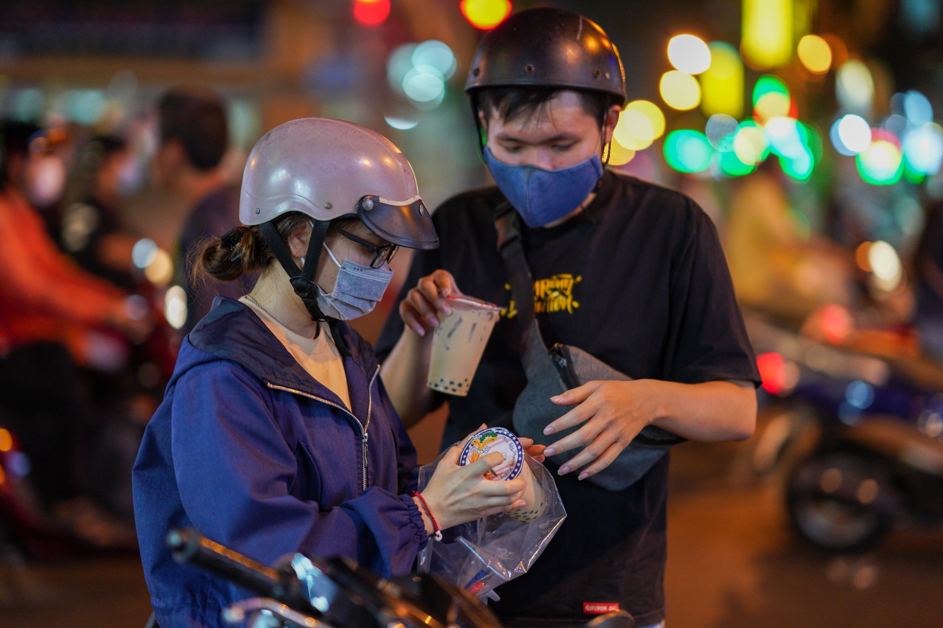 Xep hang doi nua tieng de mua tra sua anh 8