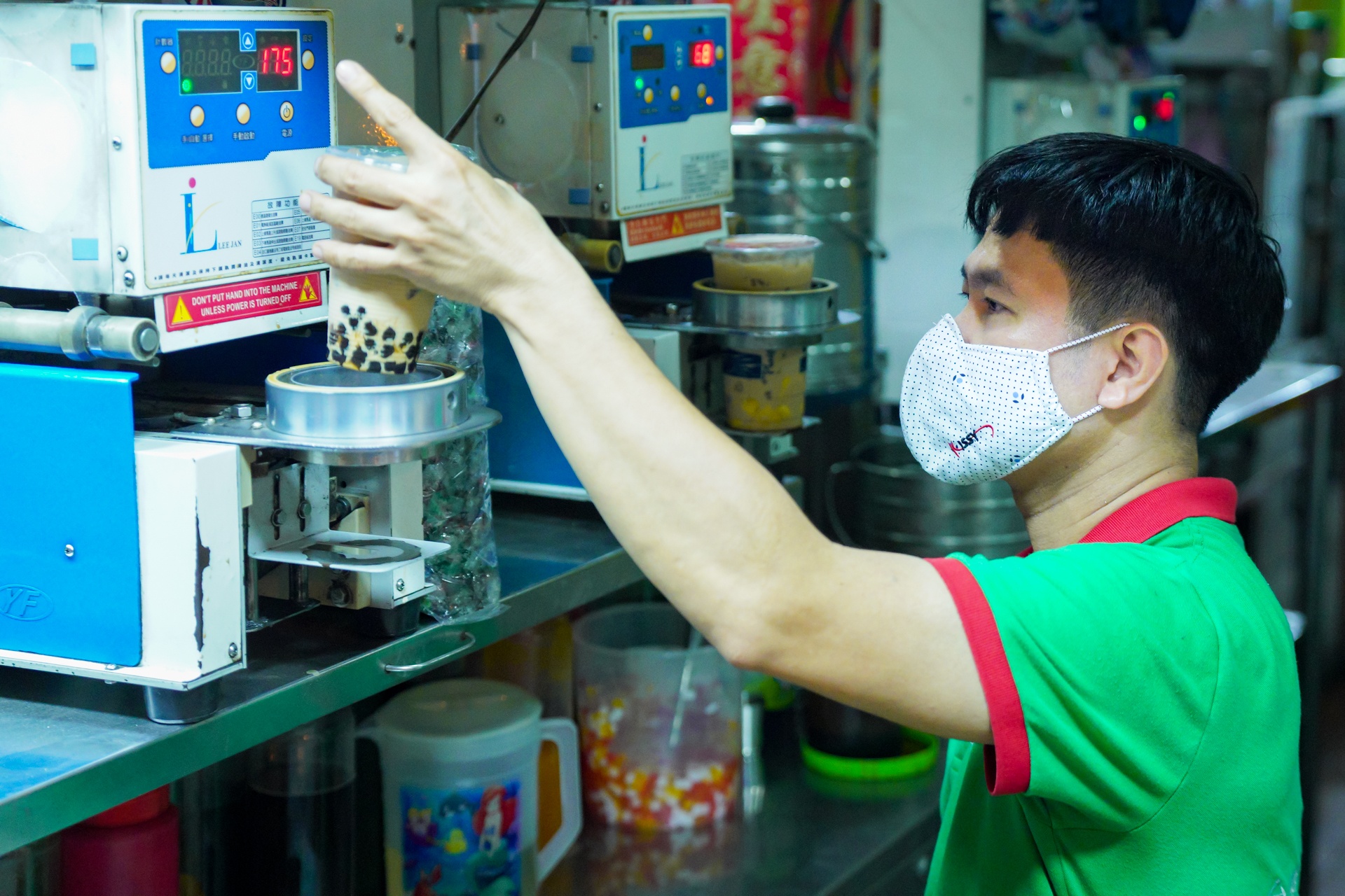 Xep hang doi nua tieng de mua tra sua anh 3