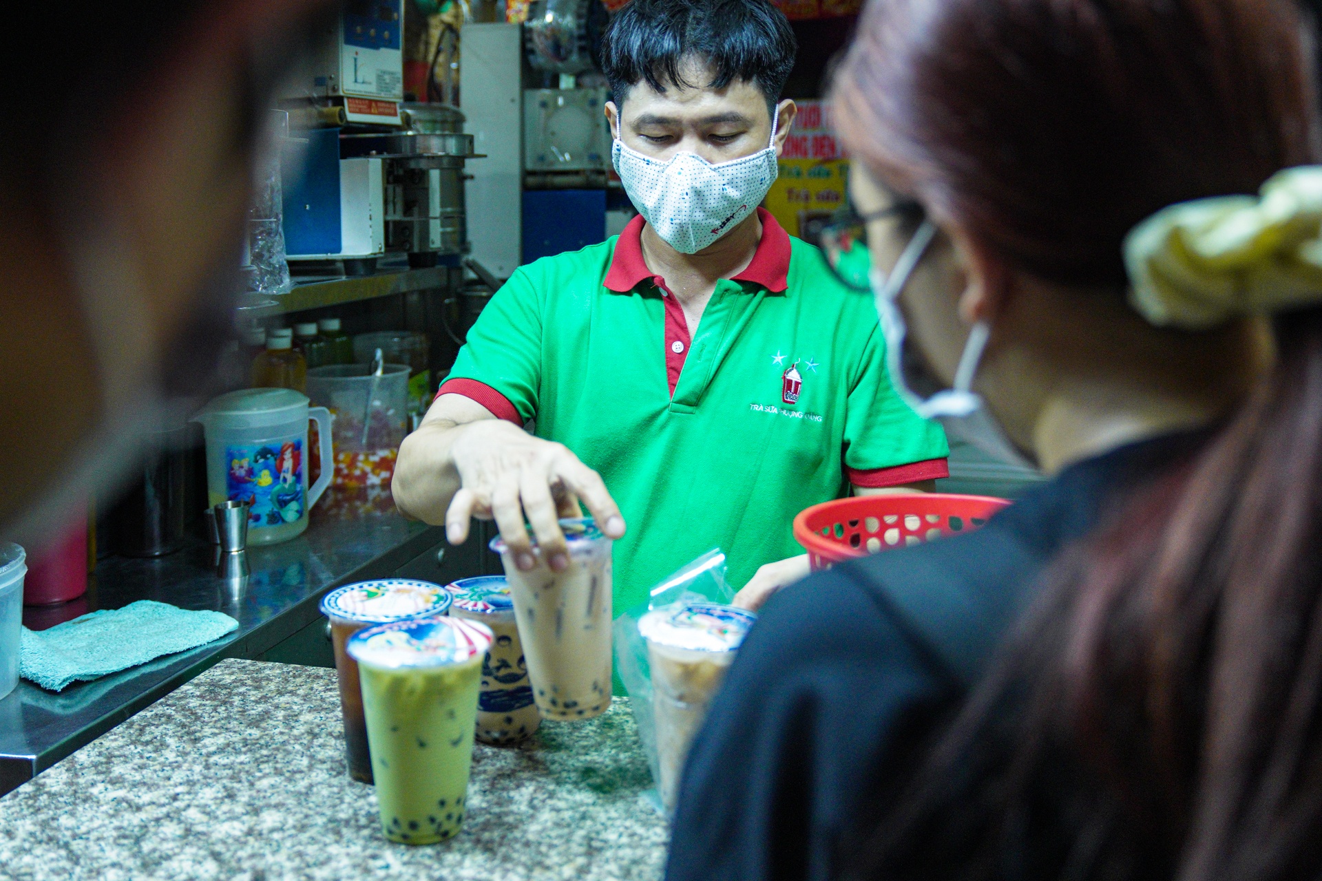 Xep hang doi nua tieng de mua tra sua anh 4