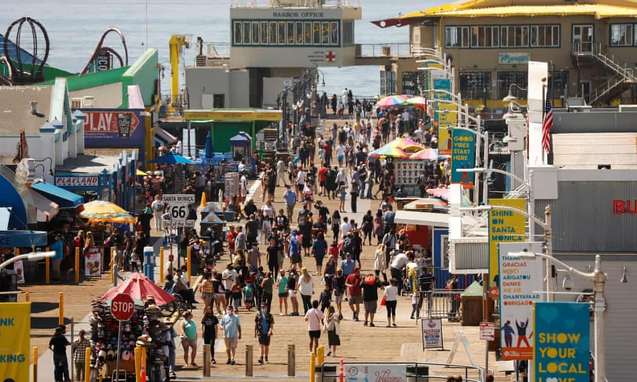 Đám đông không đeo khẩu trang tràn ngập các điểm du lịch ở California ảnh 1 Dam dong khong deo khau trang tran ngap cac diem du lich o California anh 1