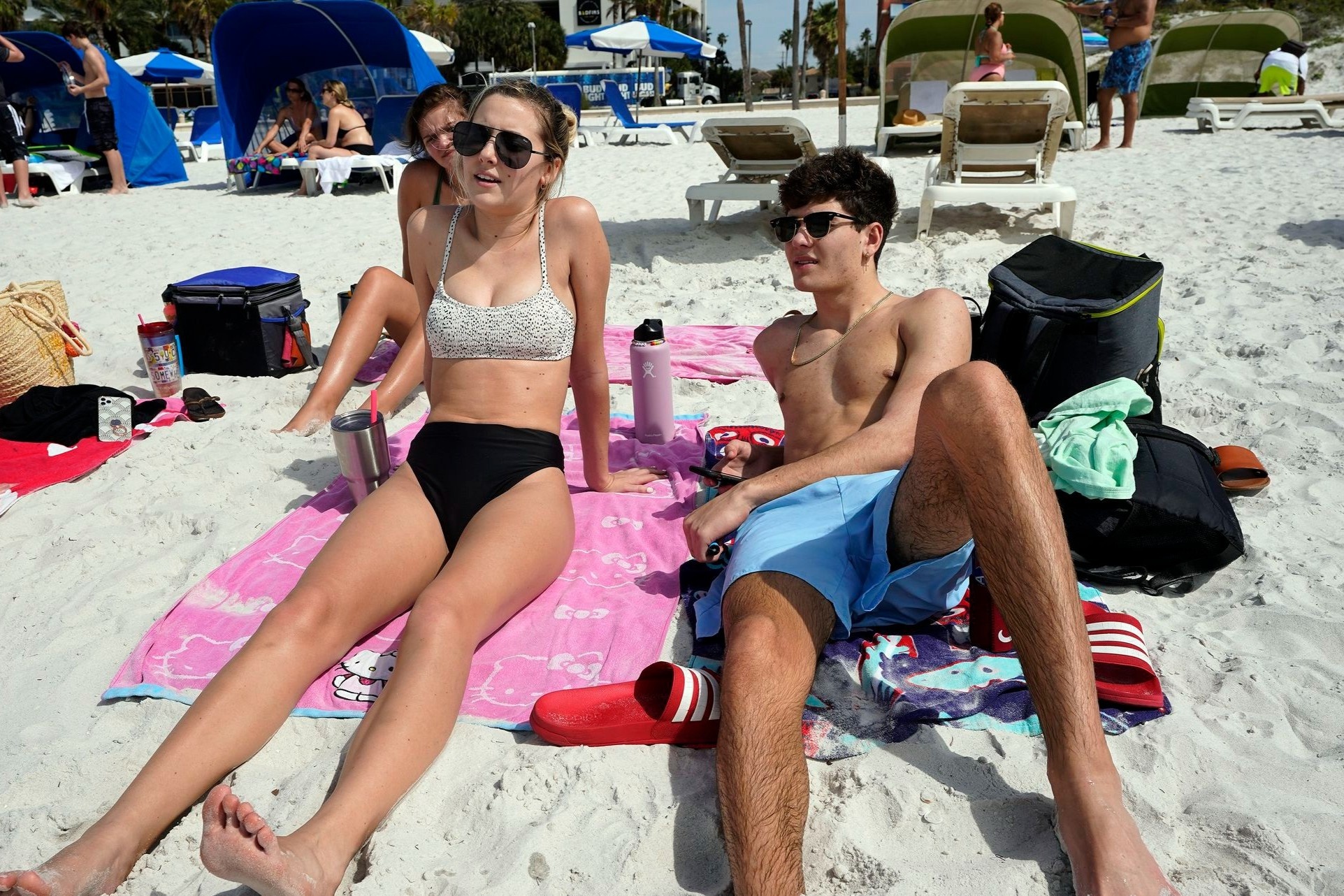 Dam dong khong khau trang tran ngap cac diem du lich o My hinh anh