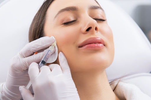 Gioi tre My dua nhau di tiem botox sau dich hinh anh