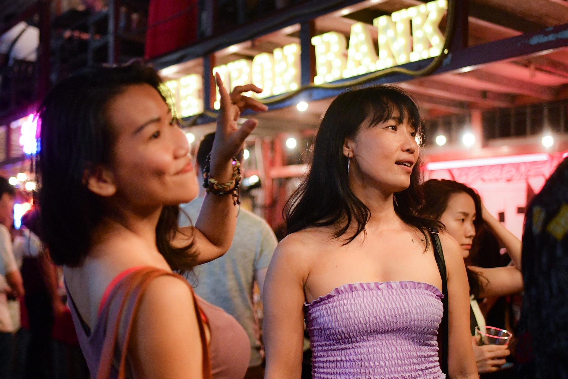 Khach Tay thuong thuc le hoi cocktail cuoi tuan o TP.HCM hinh anh