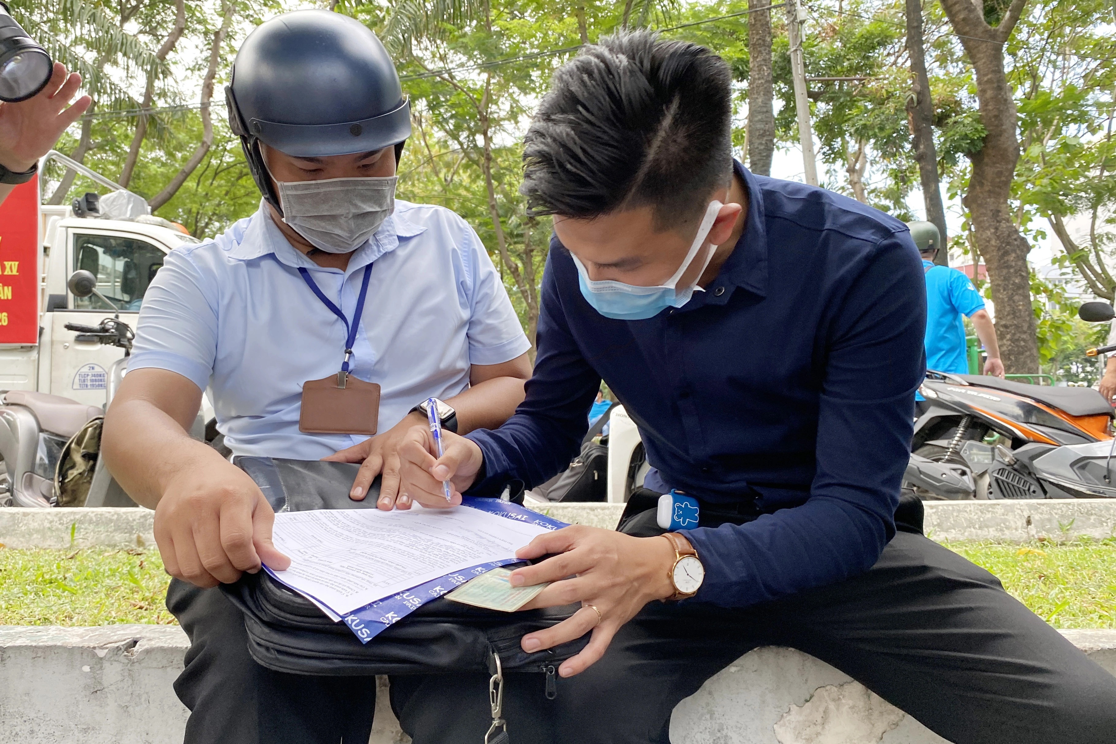 quen deo khau trang anh 3