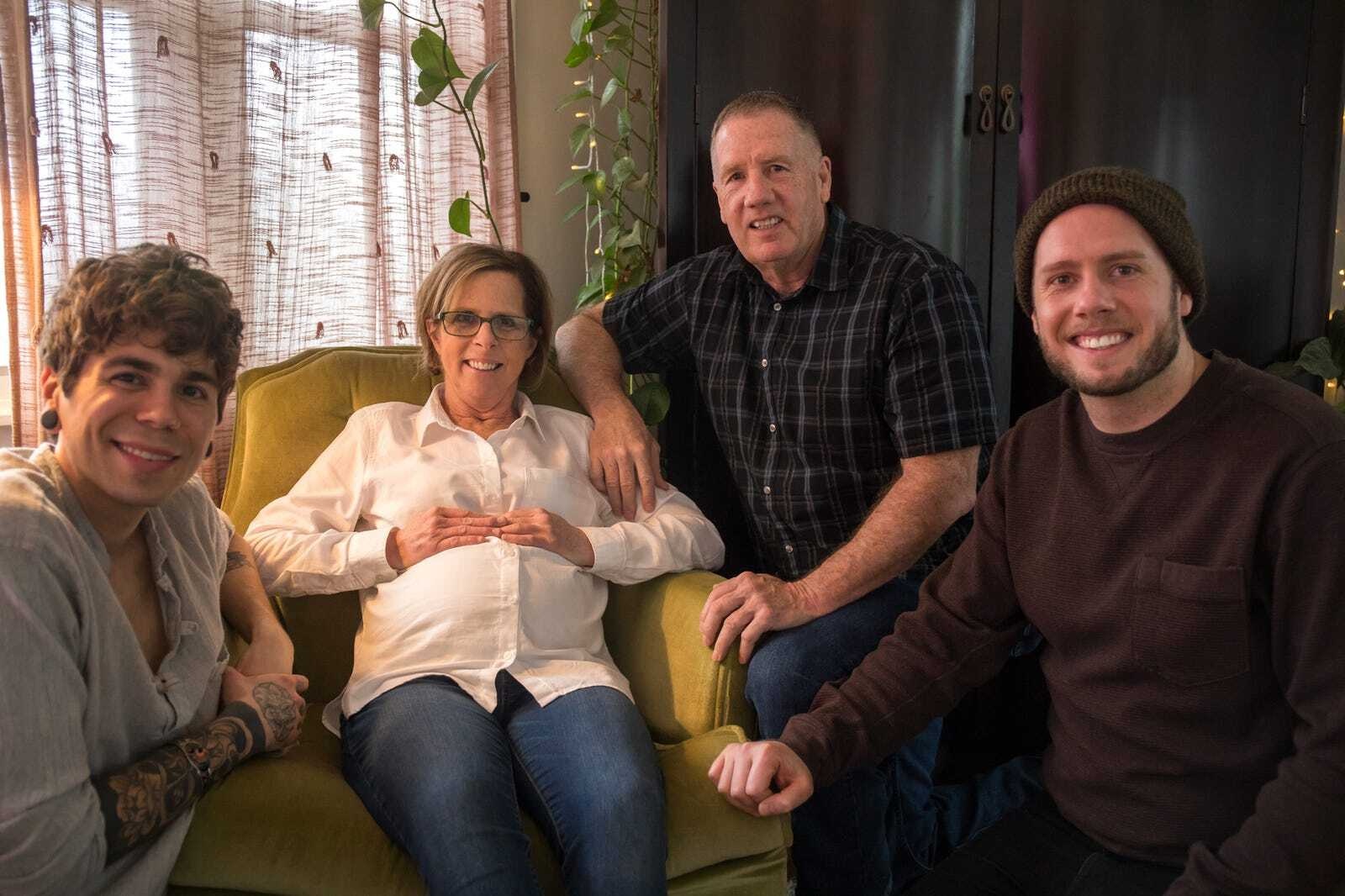 Nguoi me 61 tuoi mang thai ho con trai dong tinh anh 1