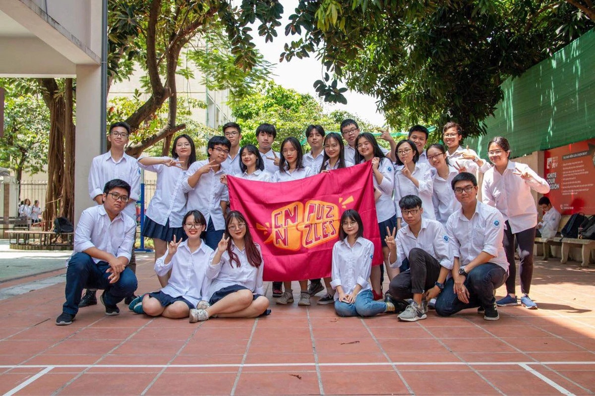 CLB tranh bien cua truong chuyen Ngoai ngu anh 10