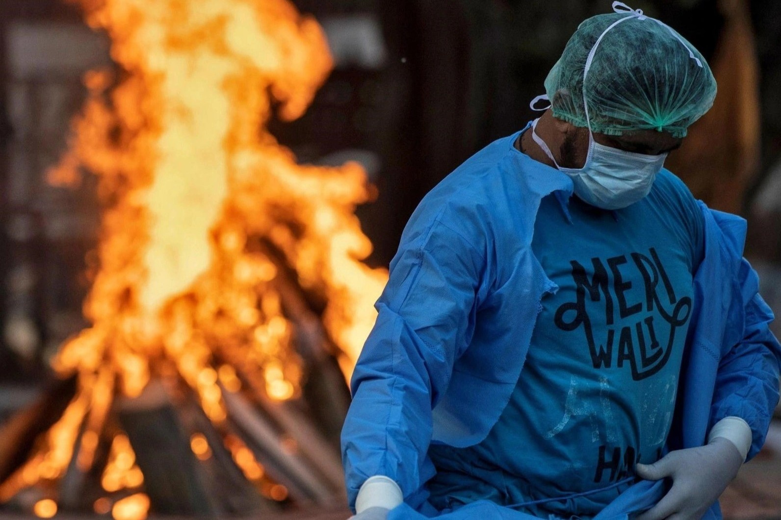 Nhan vien hoa tang o An Do chi duoc ngu 2 gio moi dem hinh anh