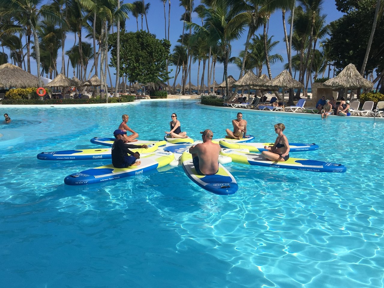 Nhung nguoi da duoc tiem vaccine do xo den dao Caribe nghi mat anh 4