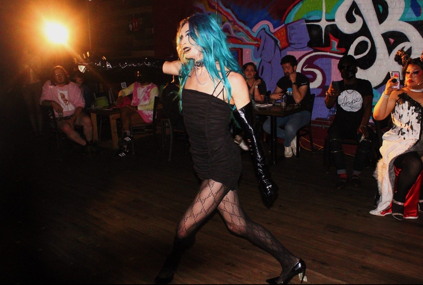 Ben trong khu pho thoi thuong nhat o New York hinh anh