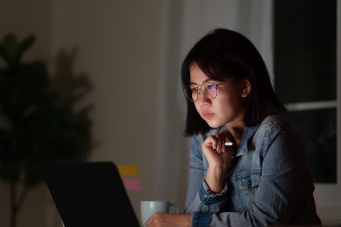 Nguoi Singapore bi vat kiet suc khi lam viec online hinh anh