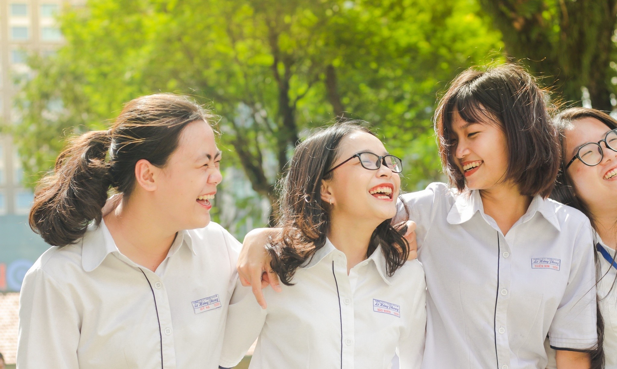 Mua chia tay thoi ao trang khong tron ven cua hoc sinh cuoi cap anh 1