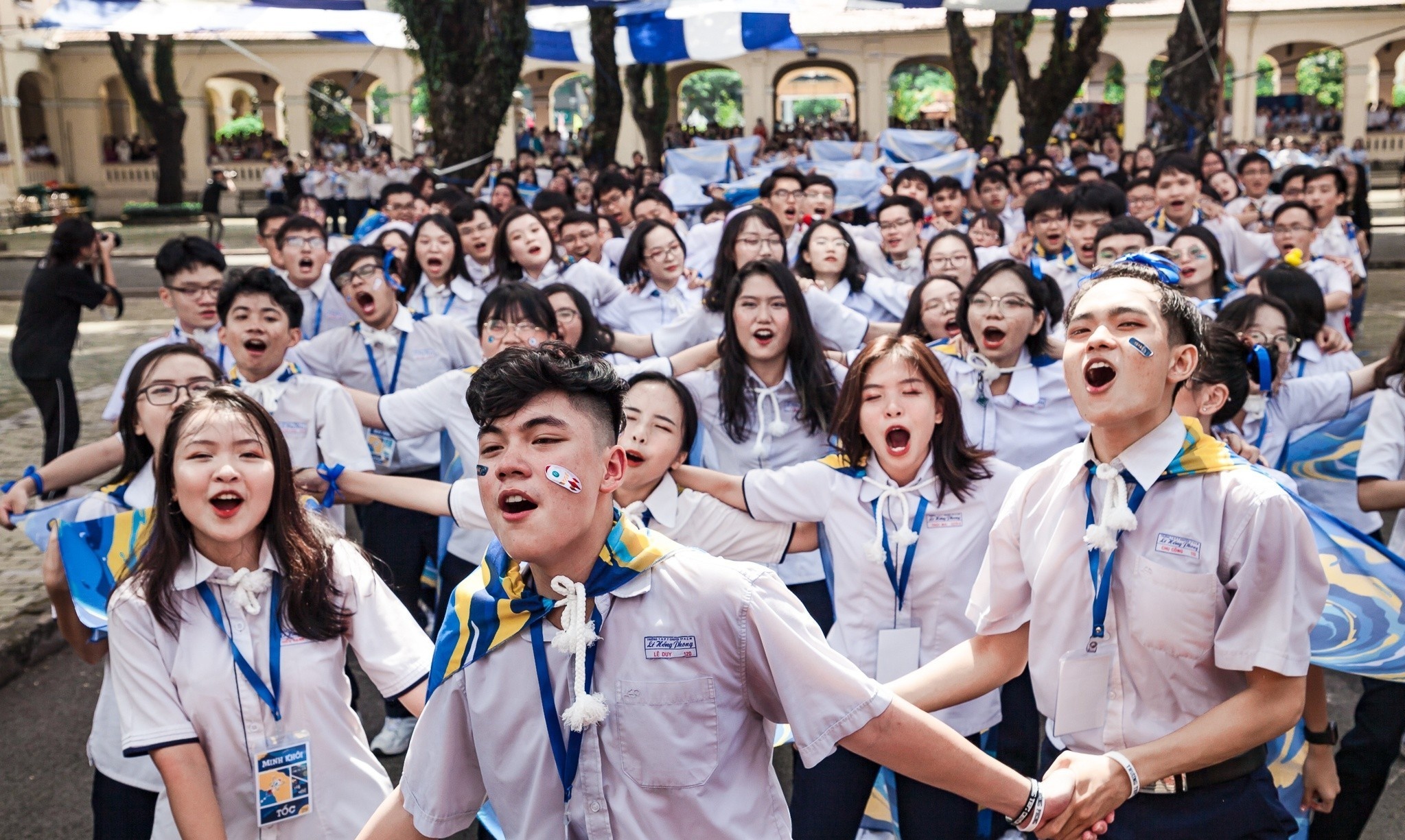 Mua chia tay thoi ao trang khong tron ven cua hoc sinh cuoi cap anh 2