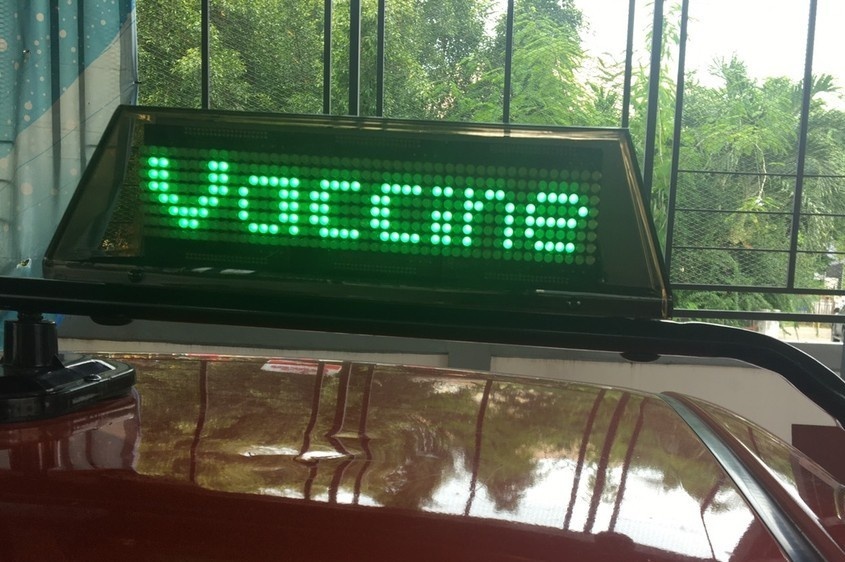 Tai xe taxi treo tin hieu thong bao da tiem vaccine o Thai Lan hinh anh
