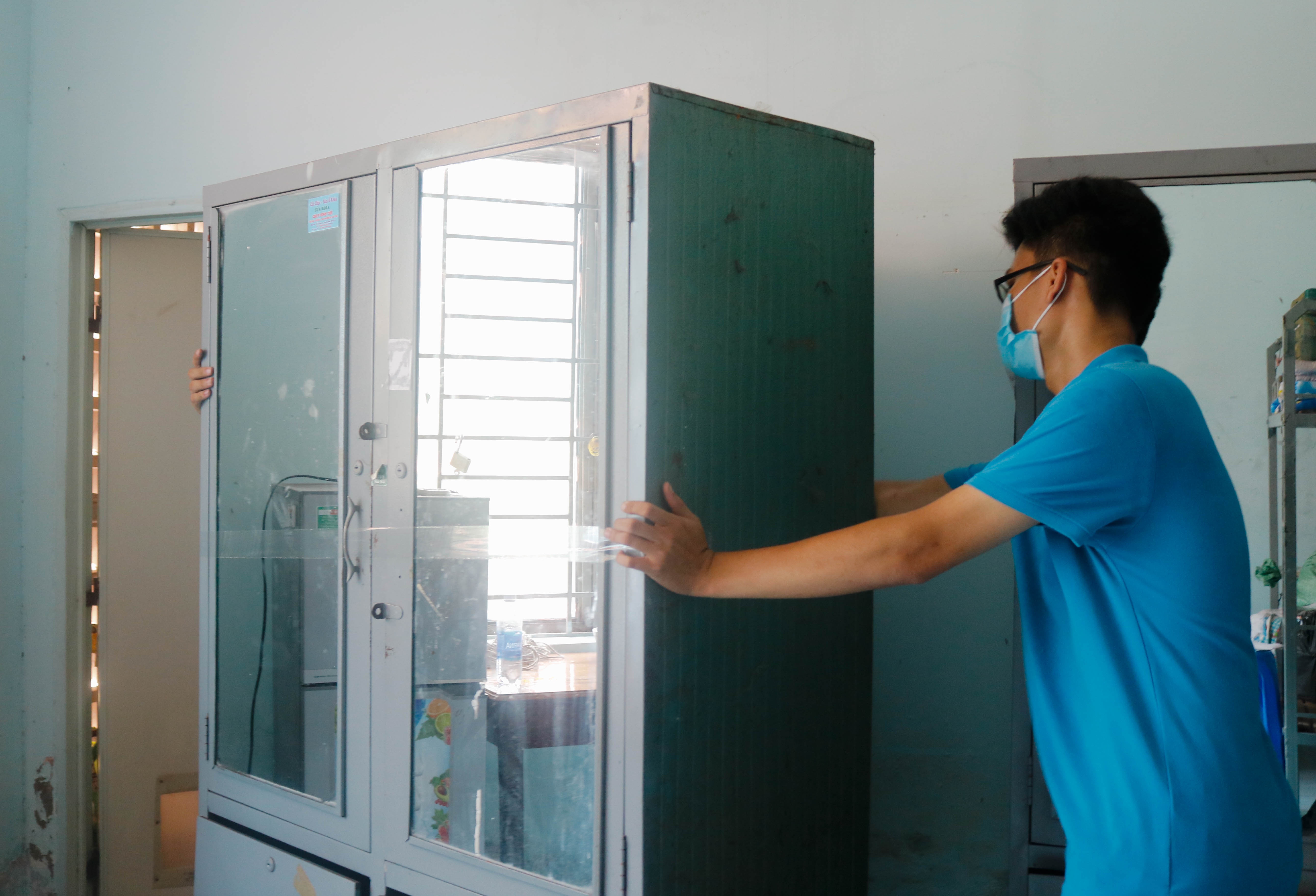 Sinh vien TP.HCM don dep KTX don nguoi cach ly vao o anh 3