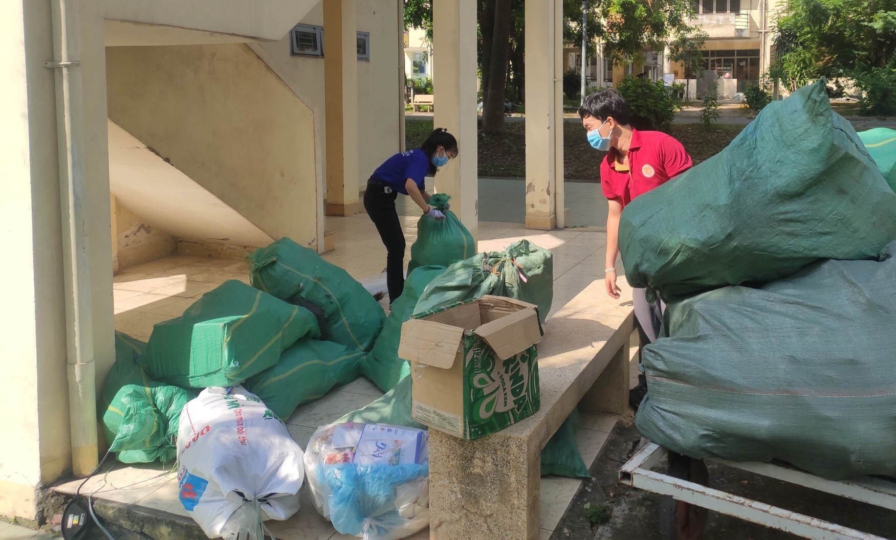 Sinh vien TP.HCM don dep KTX don nguoi cach ly vao o anh 2