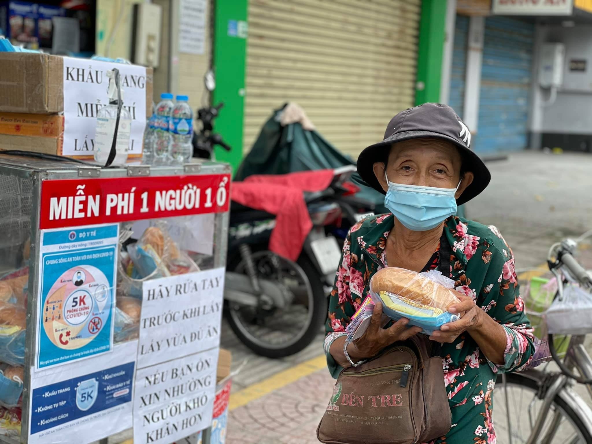 Sạp hàng tử tế phía sau những tấm biển Khu vực cấm vào ở TP.HCM ảnh 4 Sap hang tu te phia sau nhung tam bien Khu vuc cam vao o TP.HCM anh 4