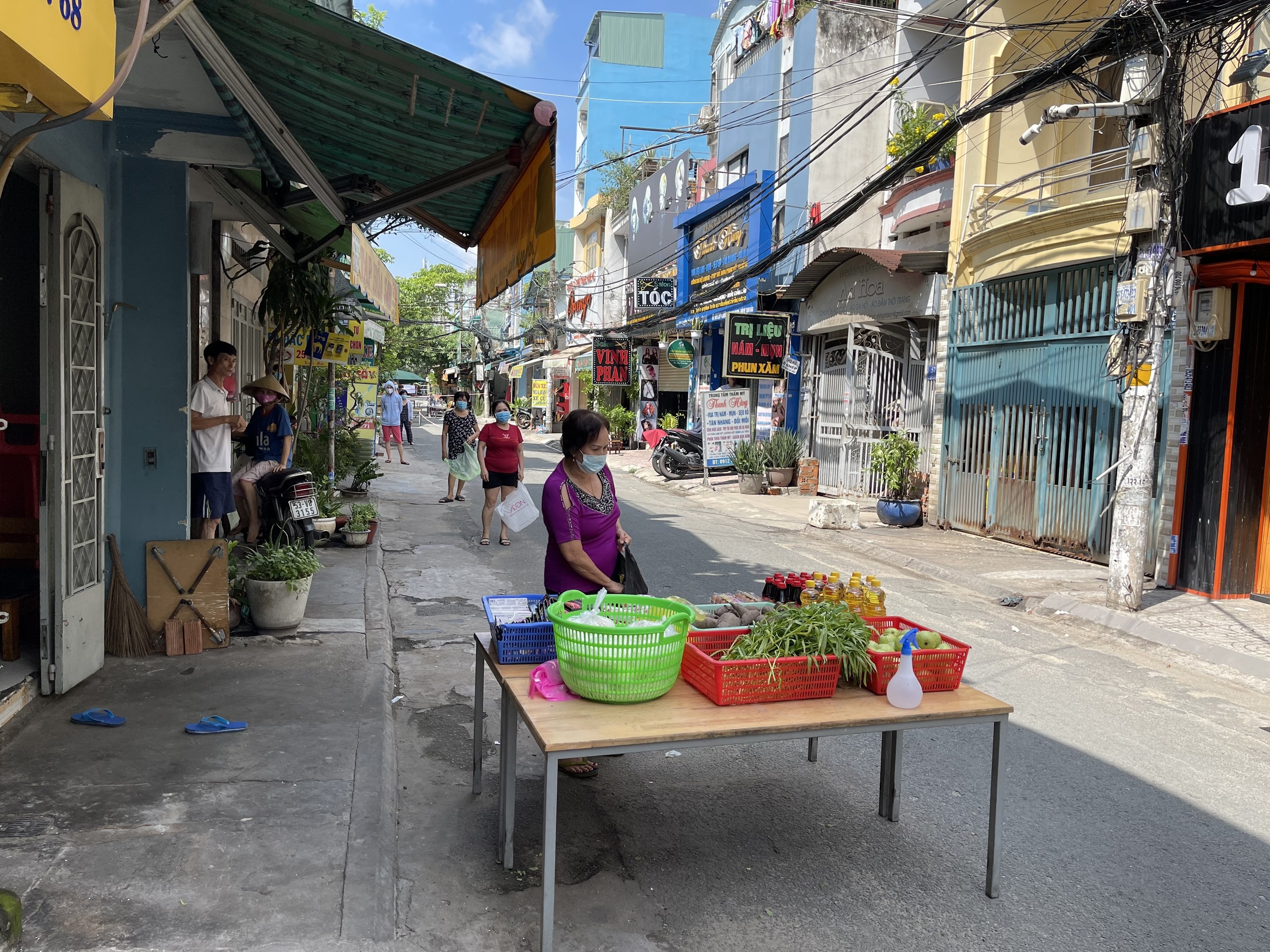 Sạp hàng tử tế phía sau những tấm biển Khu vực cấm vào ở TP.HCM ảnh 2 Sap hang tu te phia sau nhung tam bien Khu vuc cam vao o TP.HCM anh 2