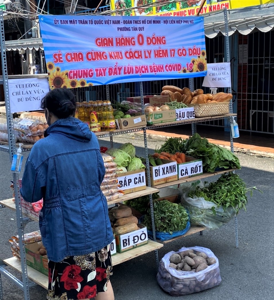 Sạp hàng tử tế phía sau những tấm biển Khu vực cấm vào ở TP.HCM ảnh 1 Sap hang tu te phia sau nhung tam bien Khu vuc cam vao o TP.HCM anh 1