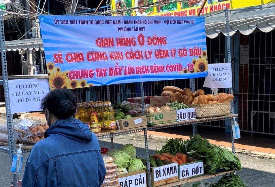 Sap hang phia sau tam bien ‘Khu vuc cam vao’ o TP.HCM hinh anh