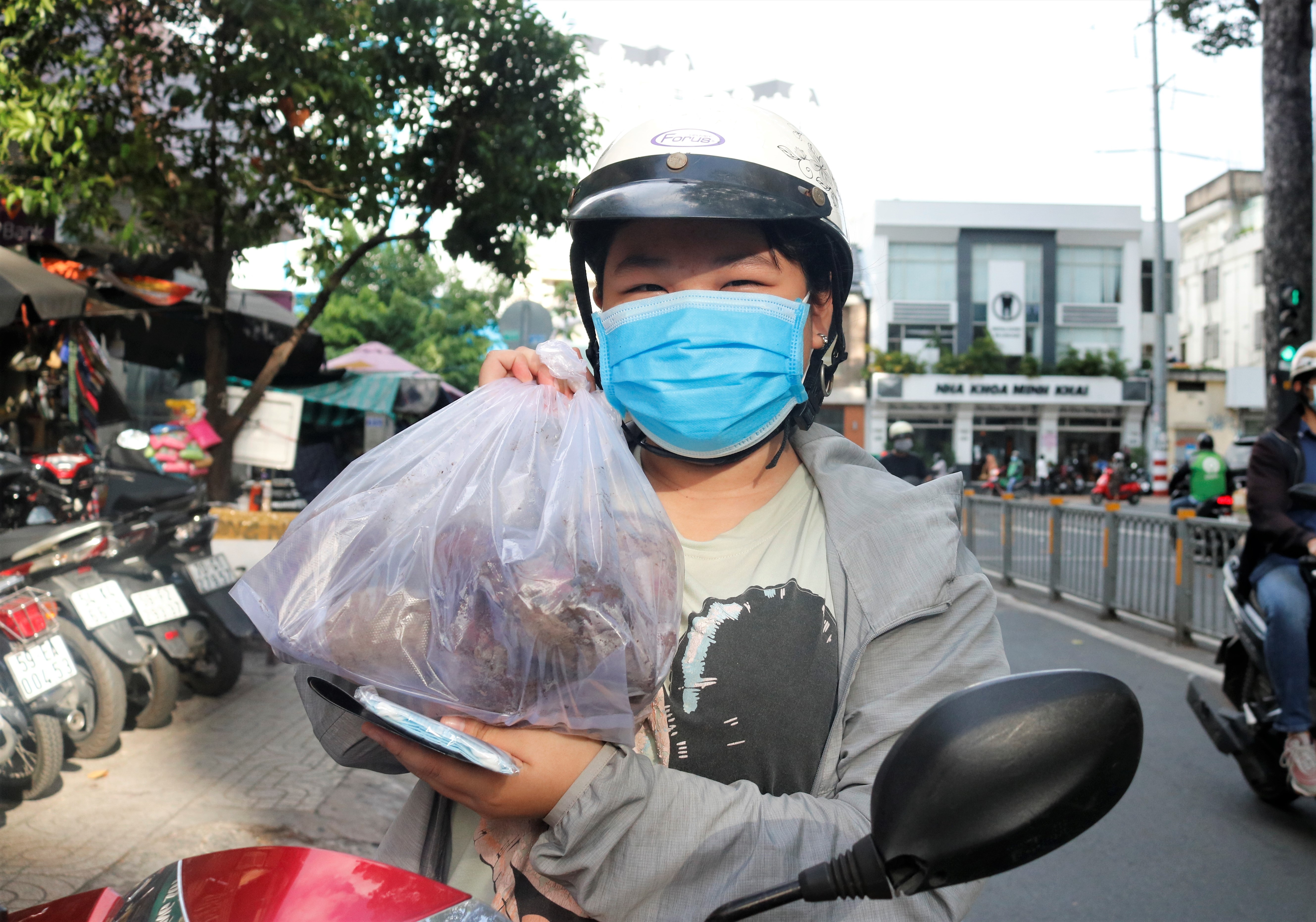 Sạp khoai tình nghĩa cho người khó khăn ở TP.HCM ảnh 2 Sap khoai tinh nghia cho nguoi kho khan o TP.HCM anh 2