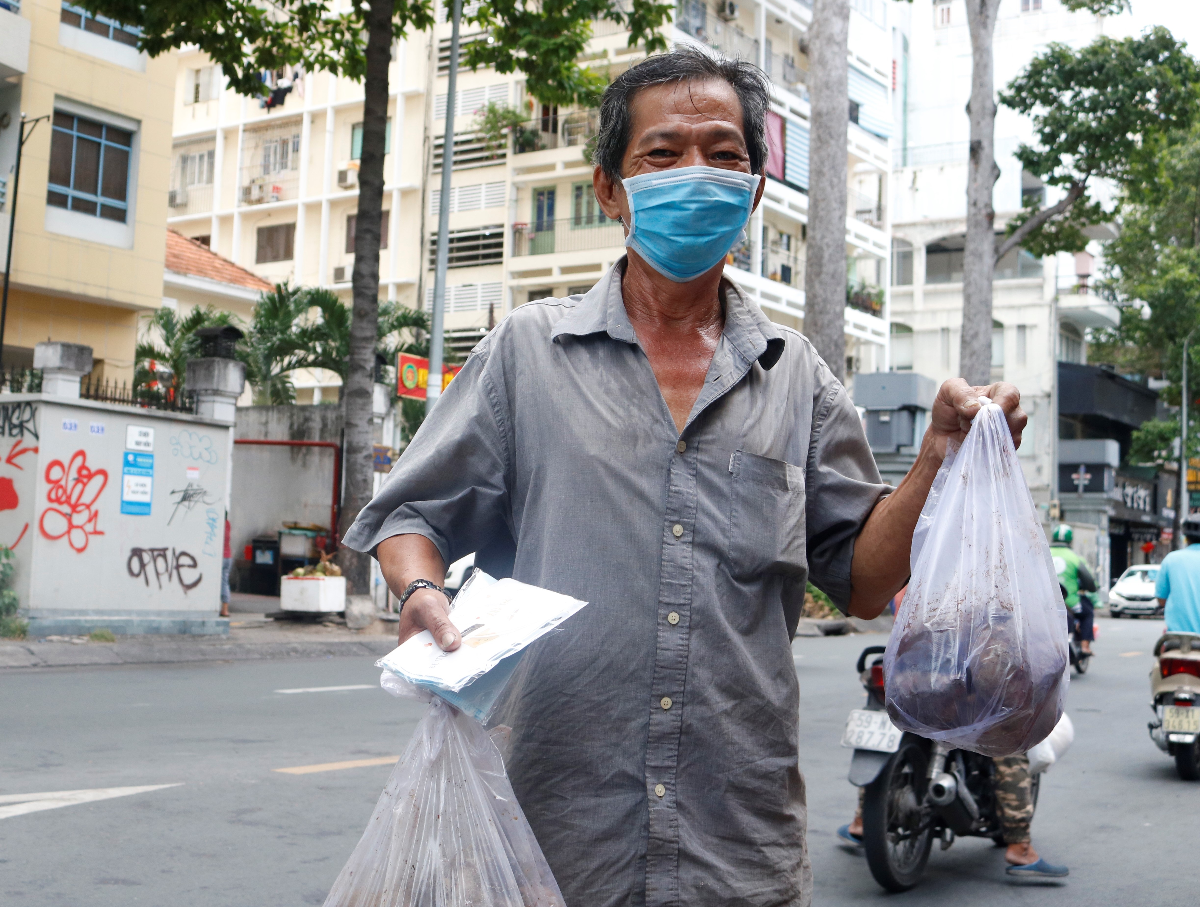 Sạp khoai tình nghĩa cho người khó khăn ở TP.HCM ảnh 3 Sap khoai tinh nghia cho nguoi kho khan o TP.HCM anh 3