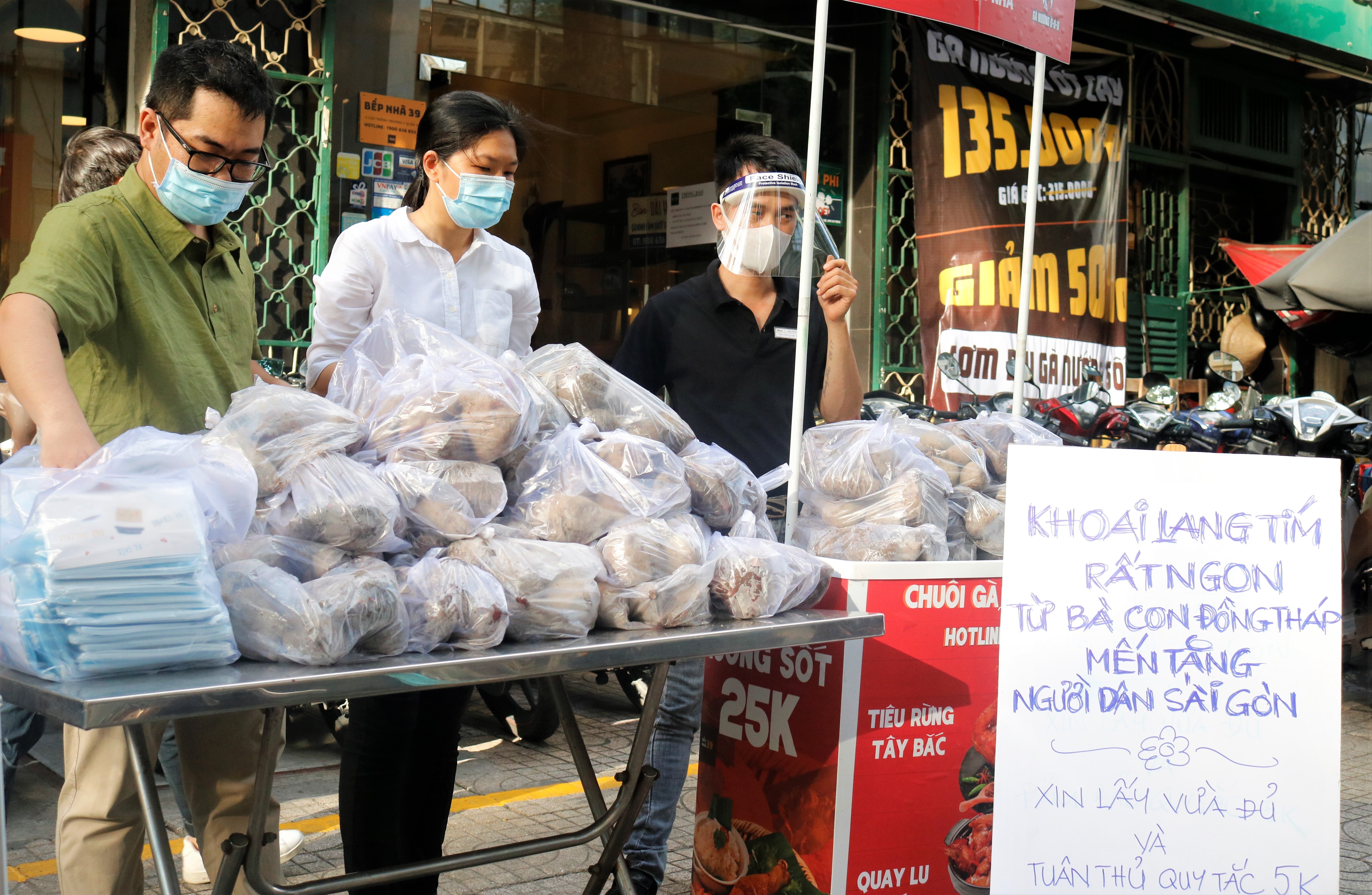 Sạp khoai tình nghĩa cho người khó khăn ở TP.HCM ảnh 1 Sap khoai tinh nghia cho nguoi kho khan o TP.HCM anh 1