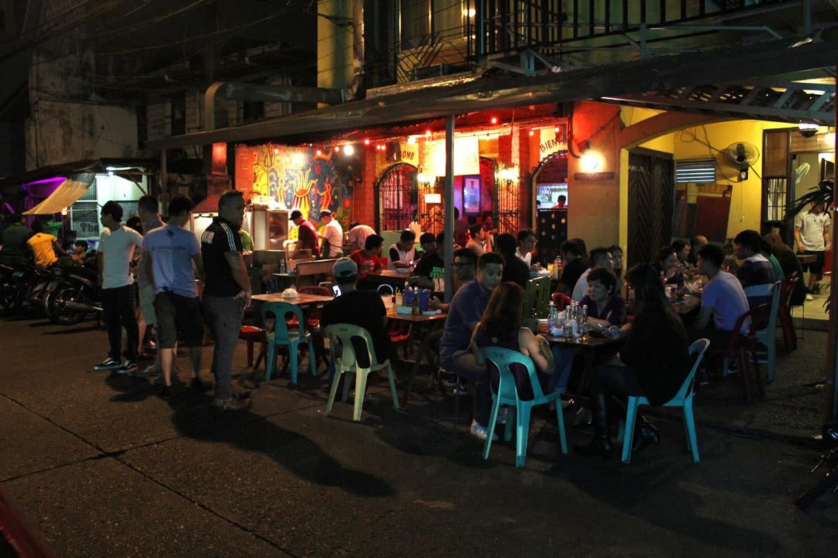 Manila chật vật hồi sinh cuộc sống về đêm ảnh 6 Manila chat vat hoi sinh cuoc song ve dem anh 6