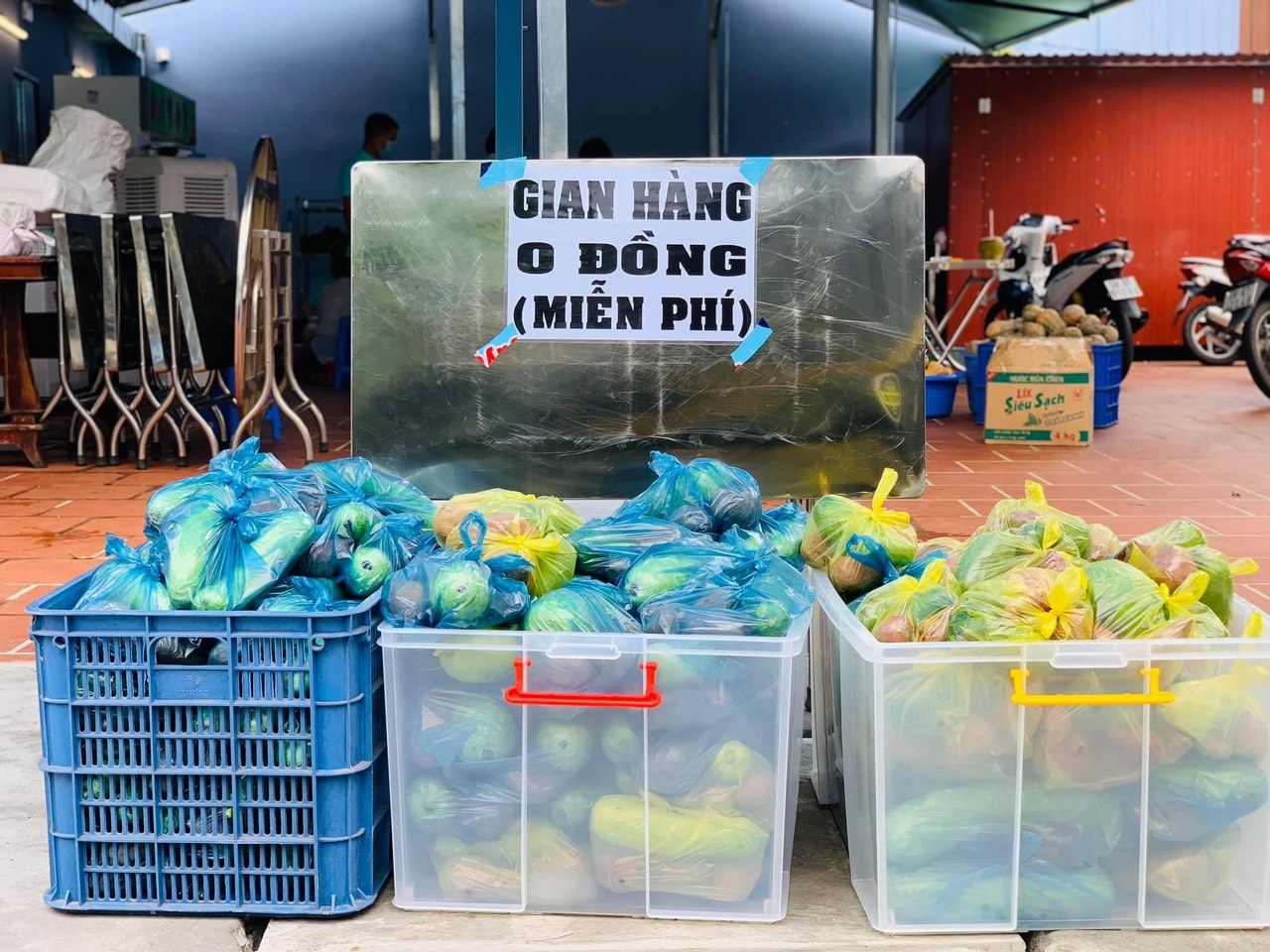 Nấu cơm miễn phí giúp người nghèo vượt qua mùa dịch ảnh 2 Nau com mien phi giup nguoi ngheo vuot qua mua dich anh 2