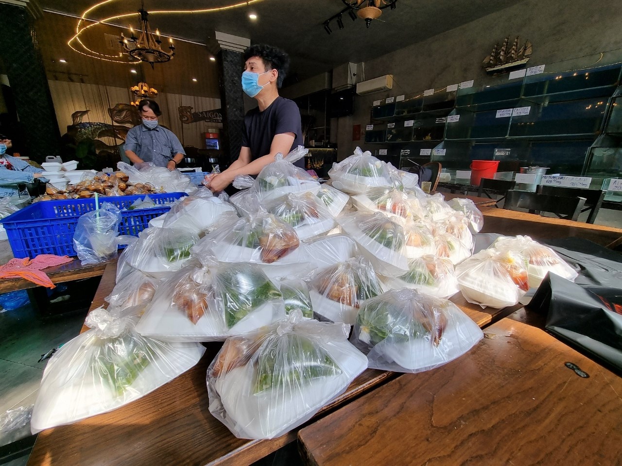 Nau com mien phi giup nguoi ngheo vuot qua mua dich anh 4