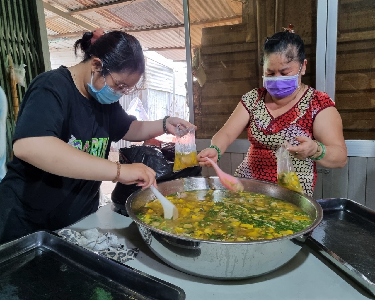 Nau com mien phi giup nguoi ngheo vuot qua mua dich anh 3