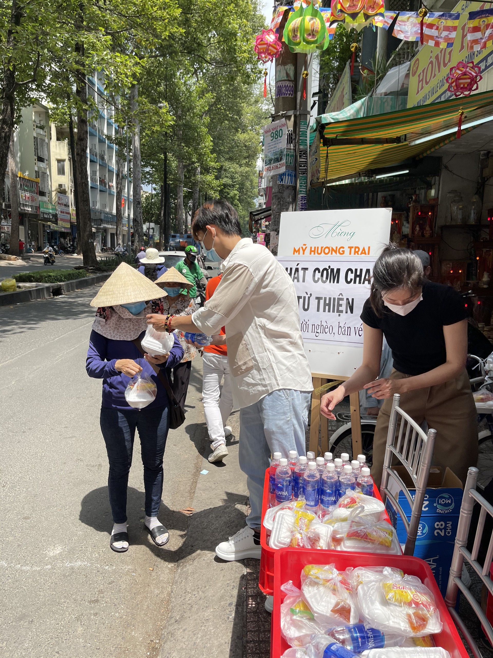 Nấu cơm miễn phí giúp người nghèo vượt qua mùa dịch ảnh 6 Nau com mien phi giup nguoi ngheo vuot qua mua dich anh 6