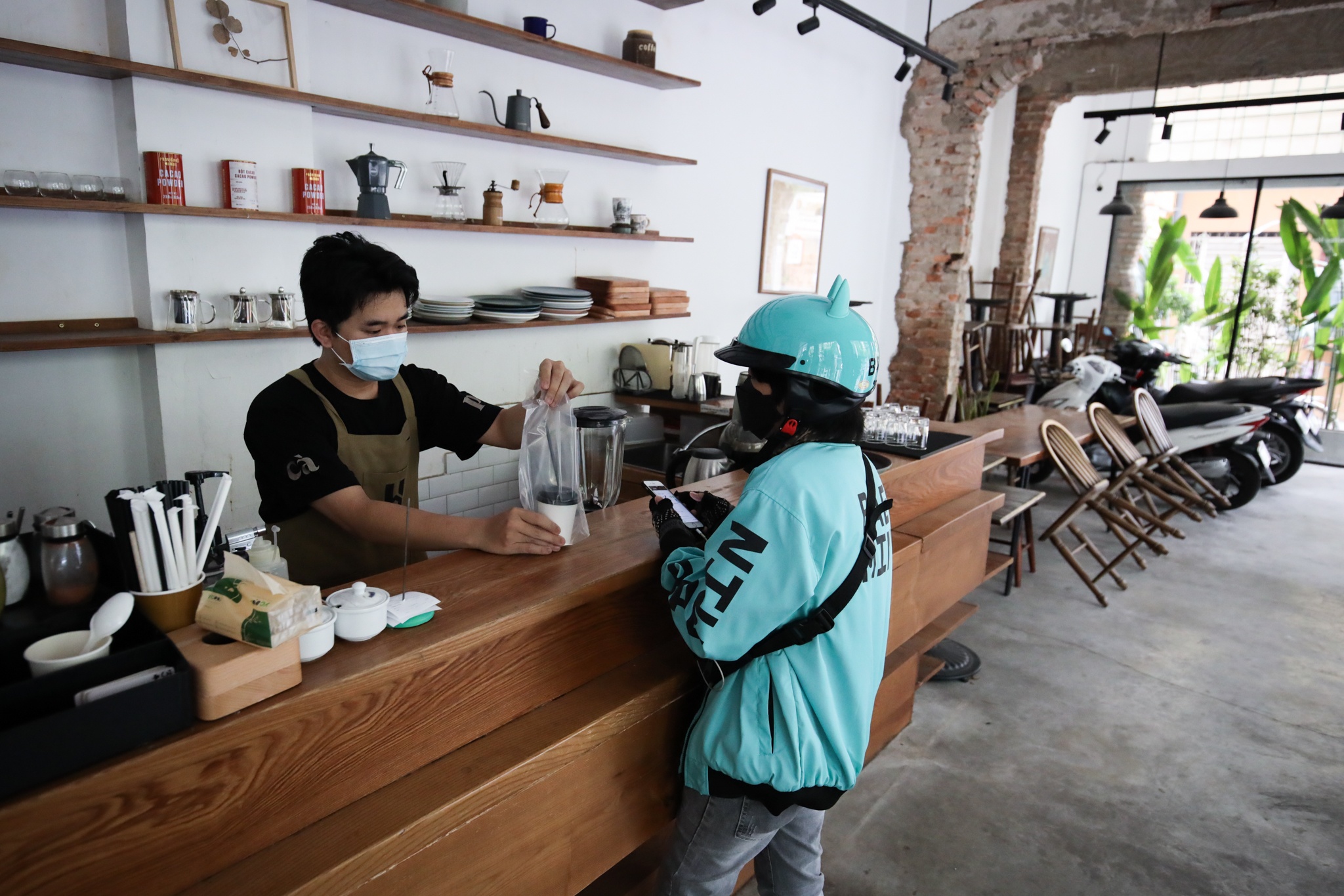 Chu quan ca phe o TP.HCM xoay so kinh doanh trong mua dich anh 5