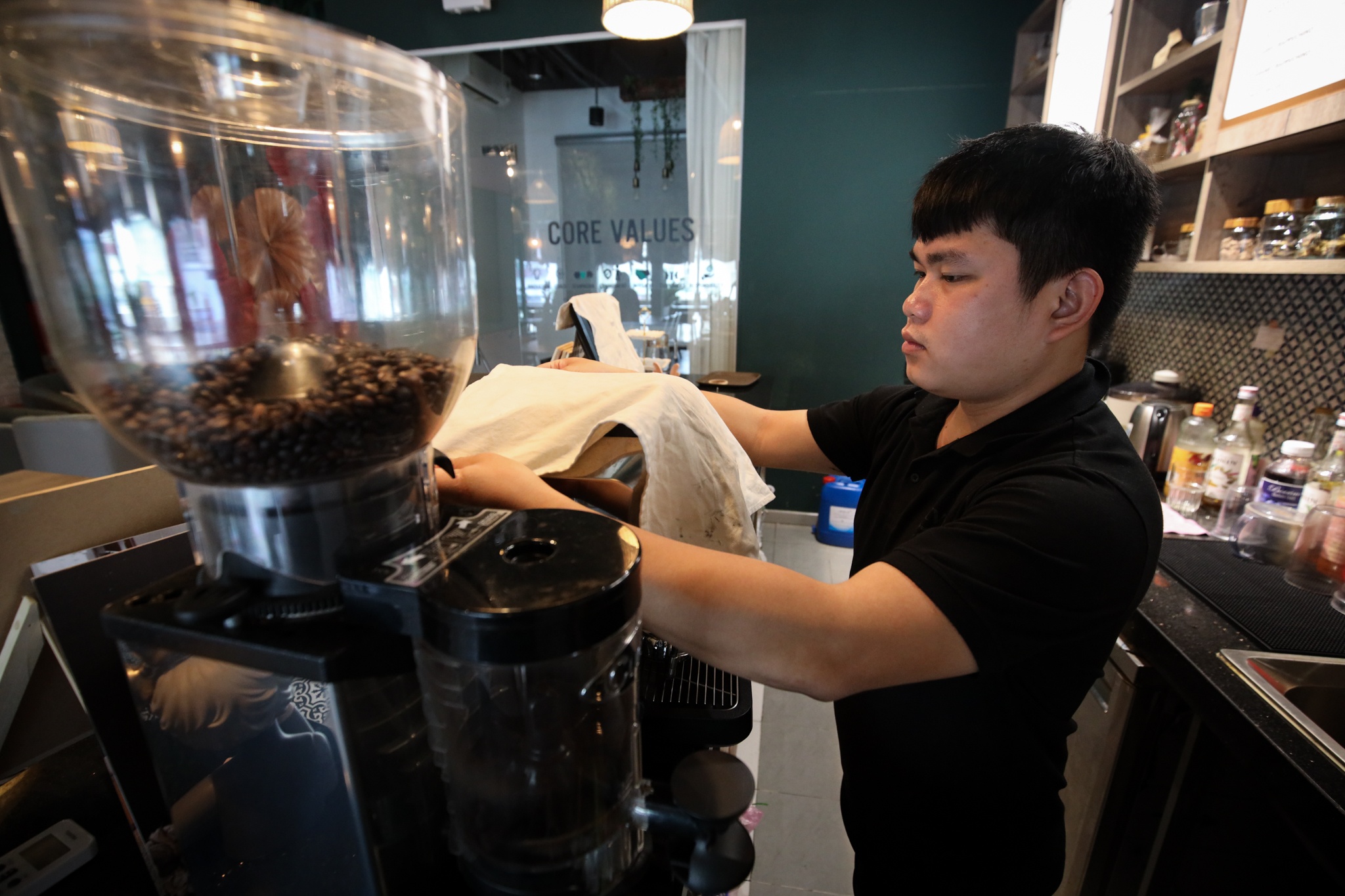 Chu quan ca phe o TP.HCM xoay so kinh doanh trong mua dich anh 8