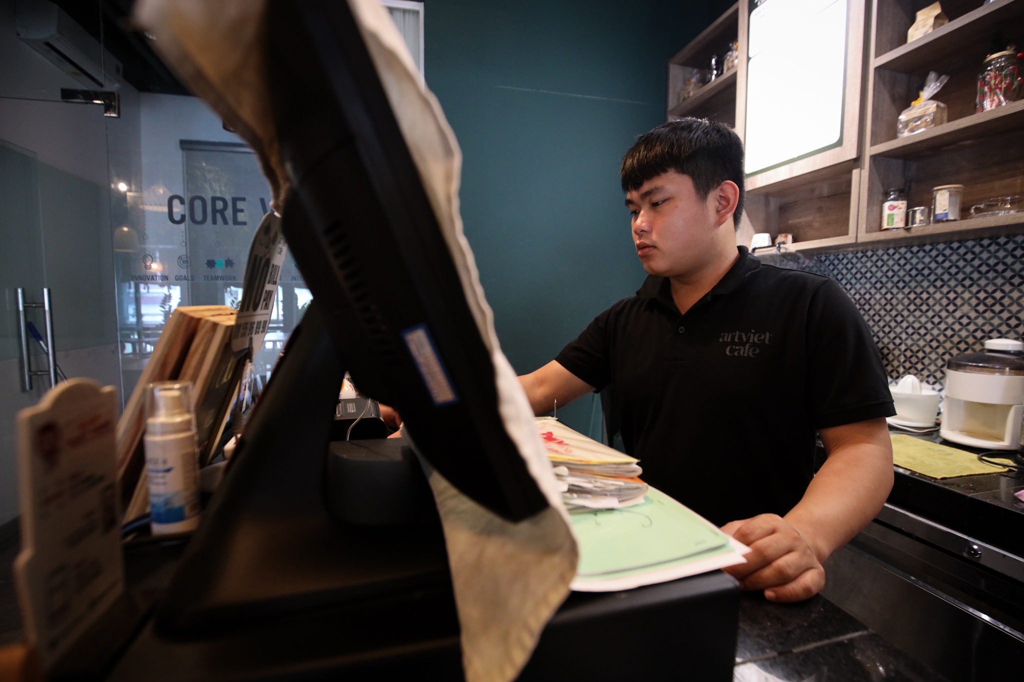 Chu quan ca phe o TP.HCM xoay so kinh doanh trong mua dich anh 7