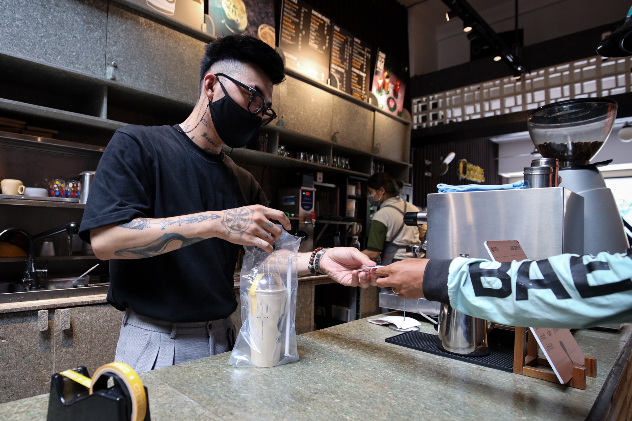 Chu quan ca phe o TP.HCM xoay so kinh doanh trong mua dich anh 2