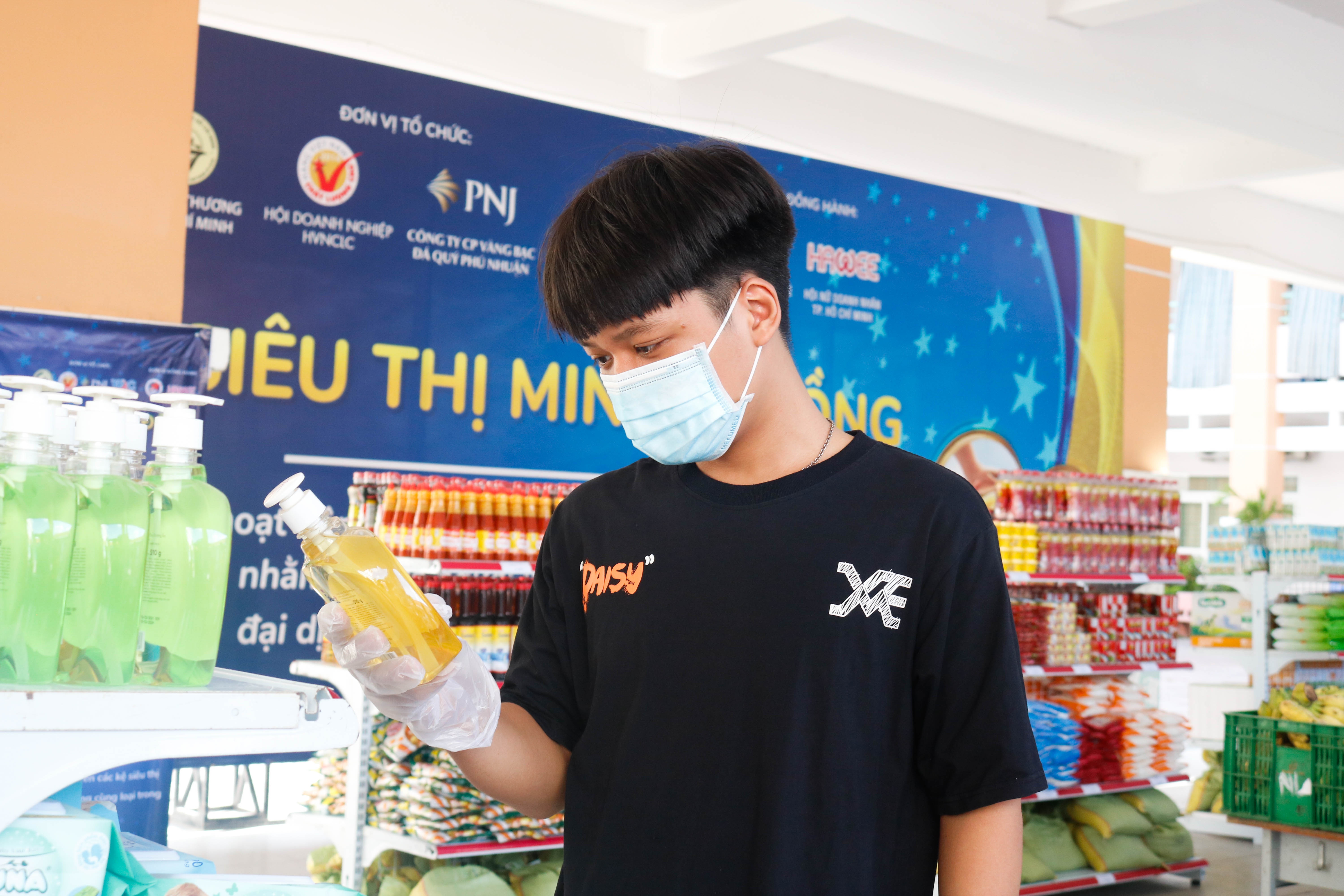 Cac co giao lam tinh nguyen vien o sieu thi 0 dong tai TP.HCM anh 5