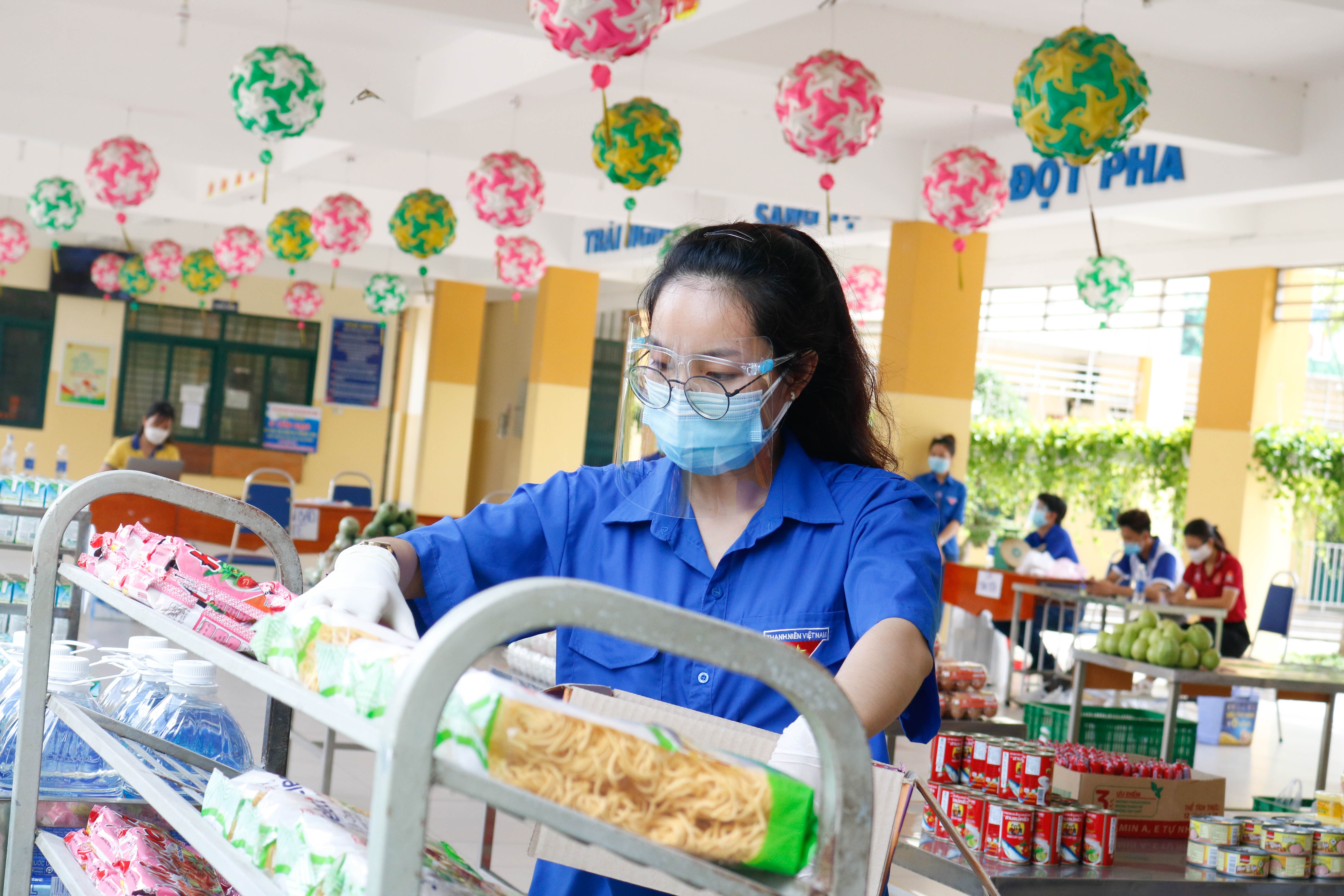 Cac co giao lam tinh nguyen vien o sieu thi 0 dong tai TP.HCM anh 1