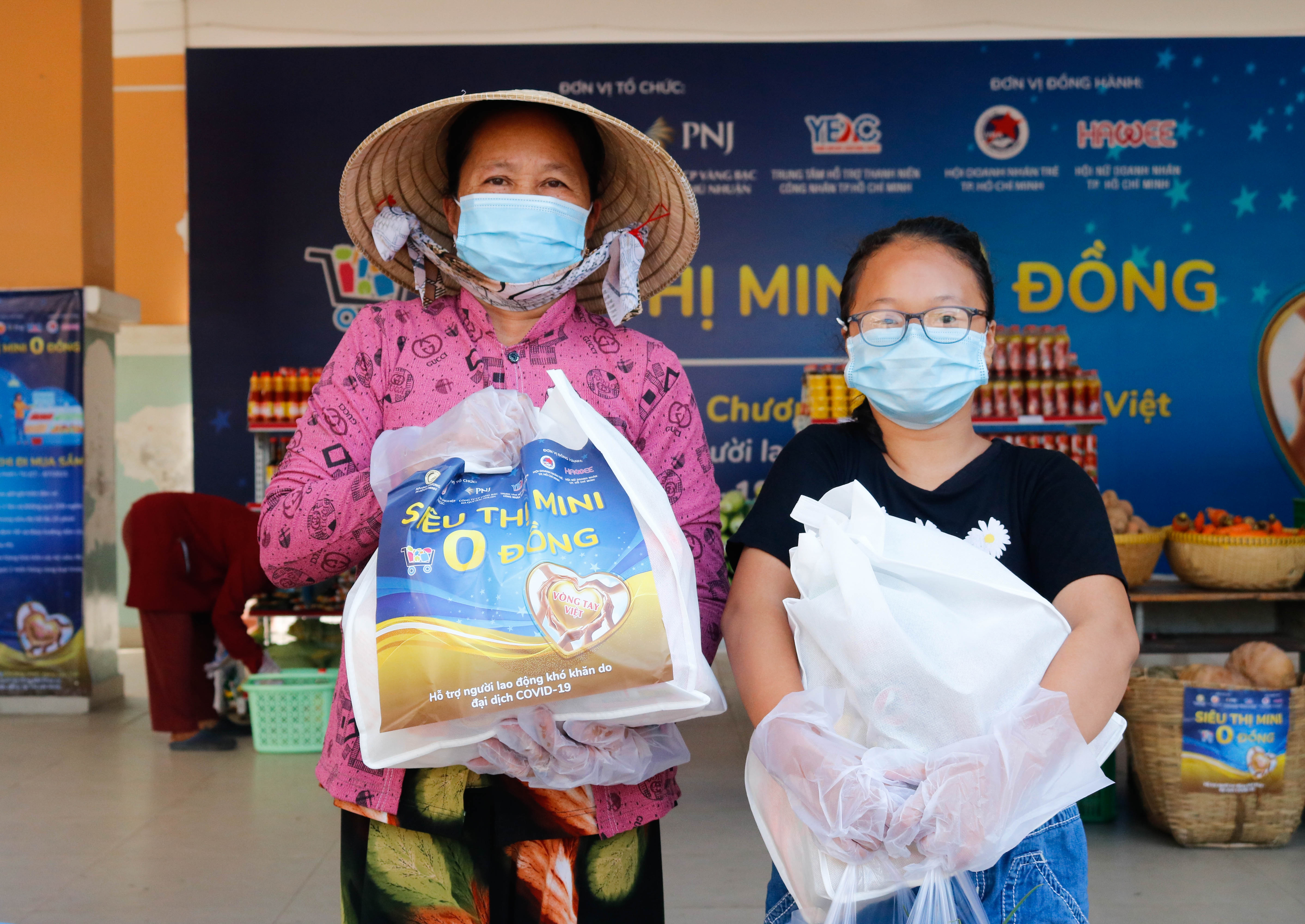 Cac co giao lam tinh nguyen vien o sieu thi 0 dong tai TP.HCM anh 6