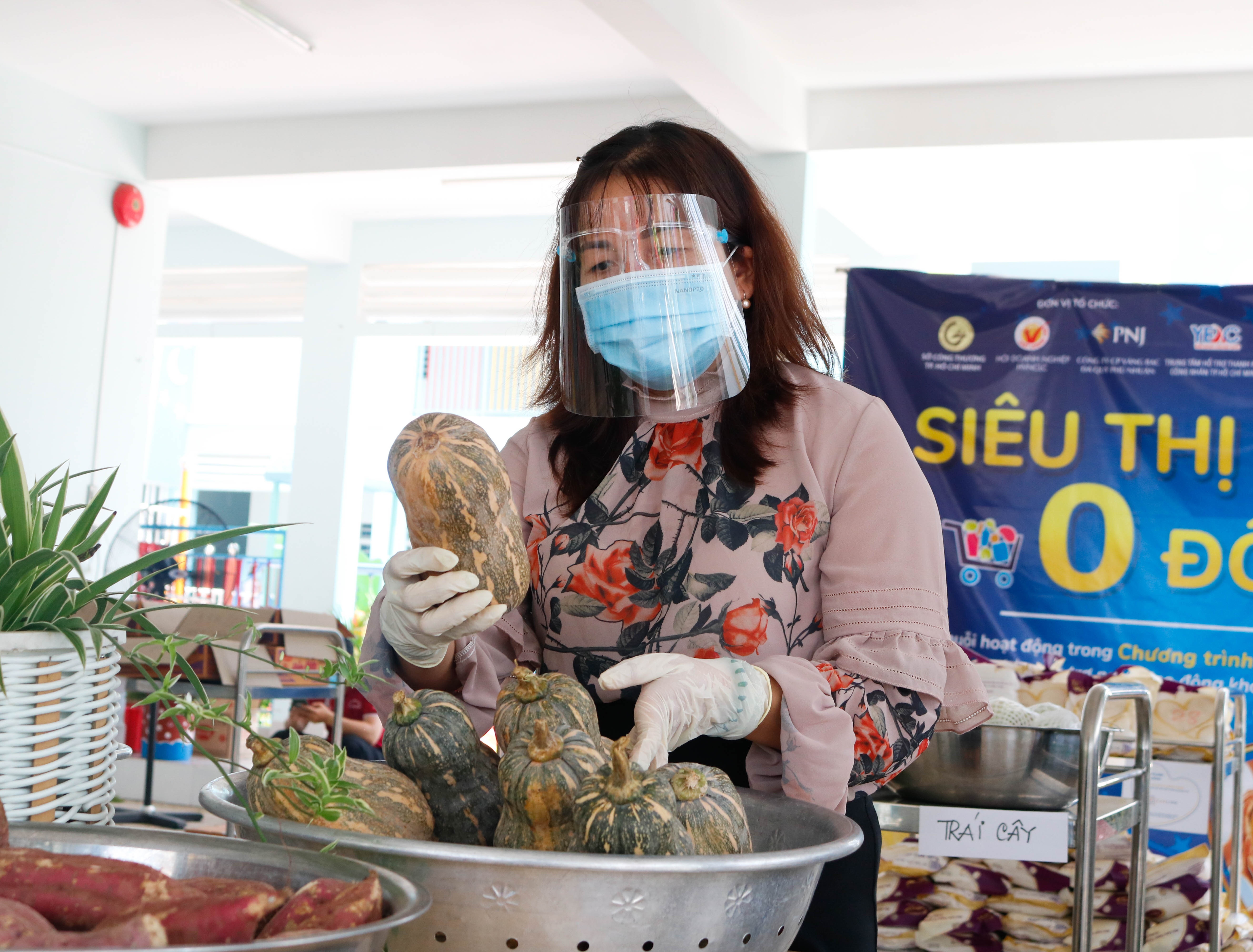 Cac co giao lam tinh nguyen vien o sieu thi 0 dong tai TP.HCM anh 2