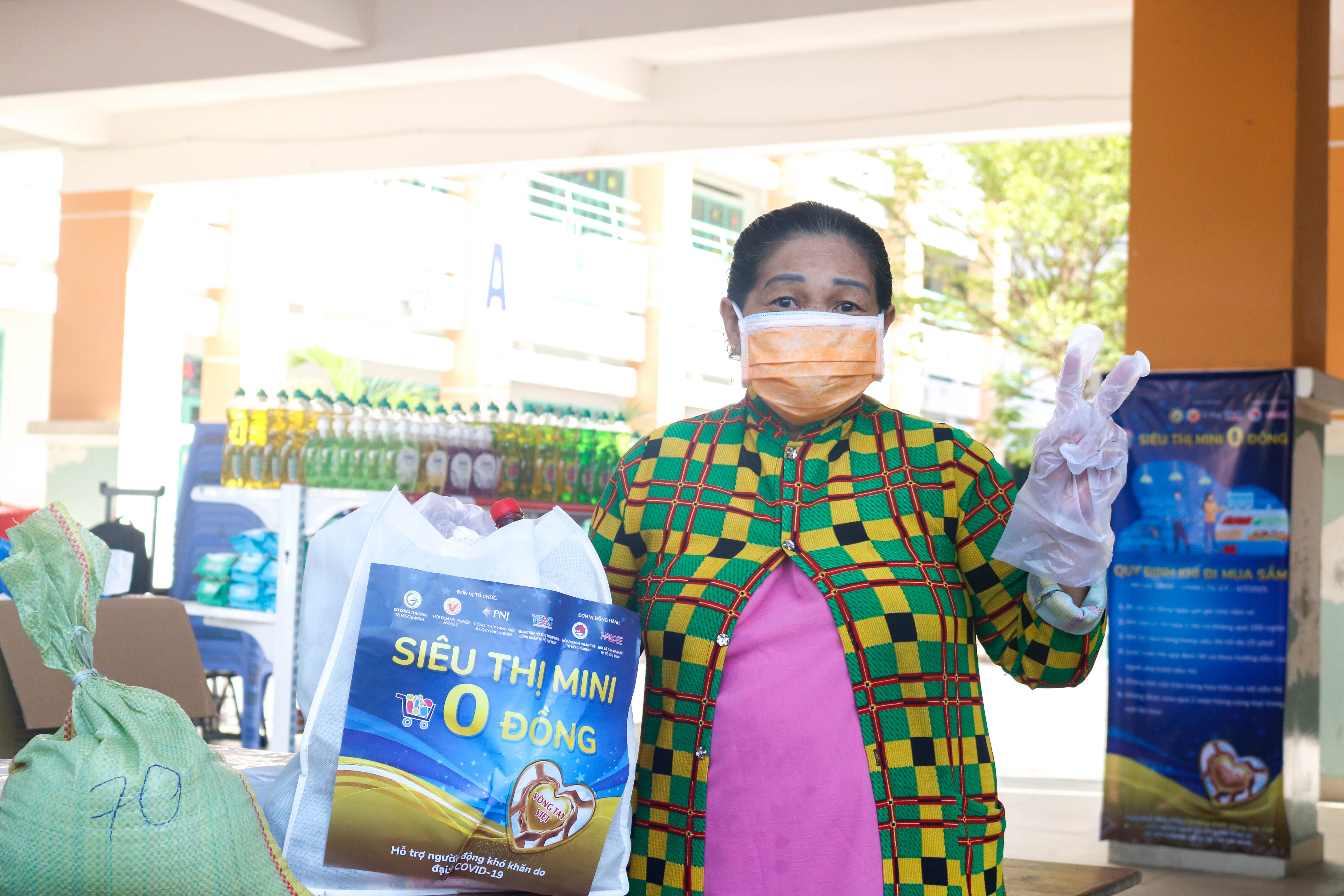 Cac co giao lam tinh nguyen vien o sieu thi 0 dong tai TP.HCM anh 4