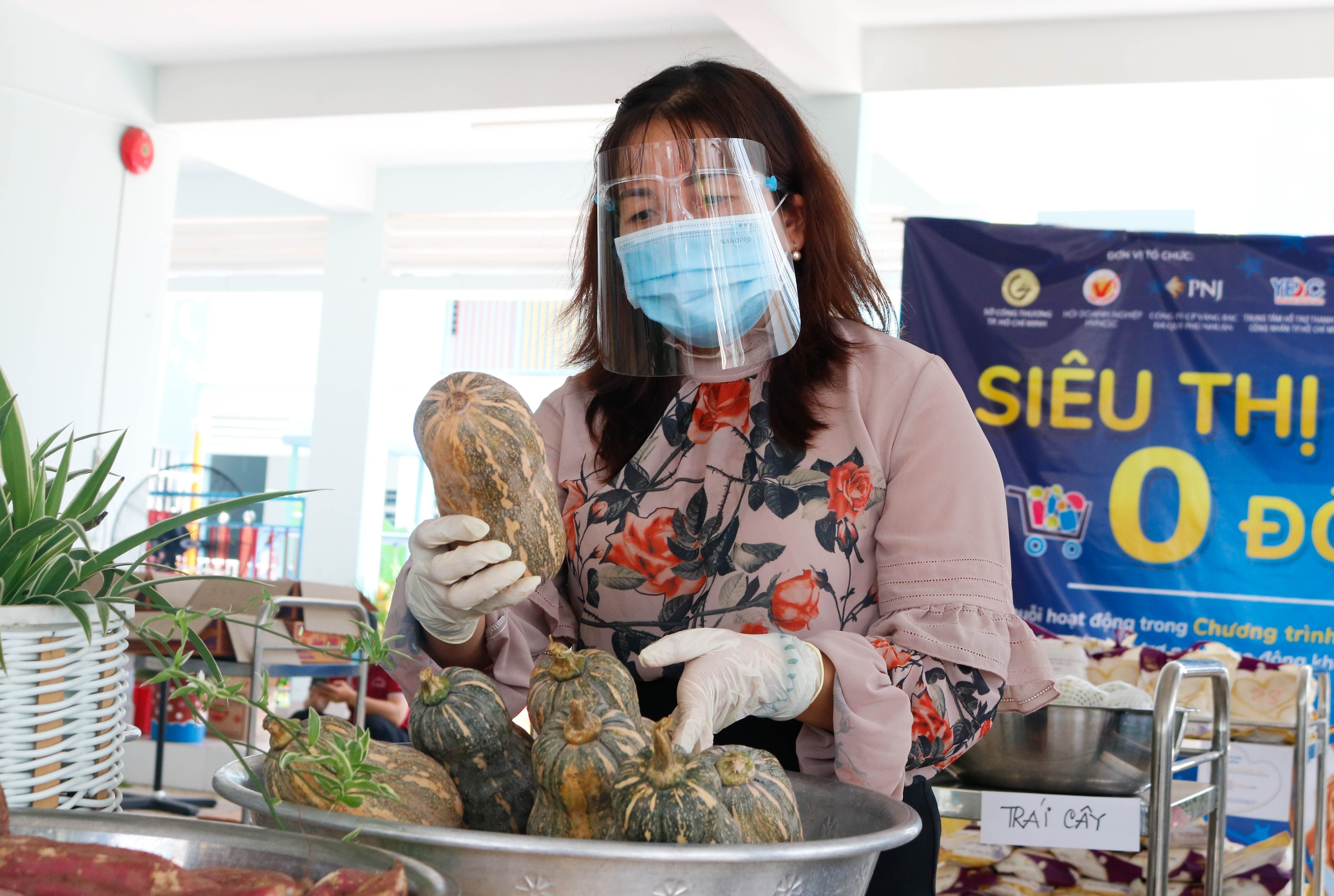 Co giao lam tinh nguyen vien o sieu thi 0 dong tai TP.HCM hinh anh