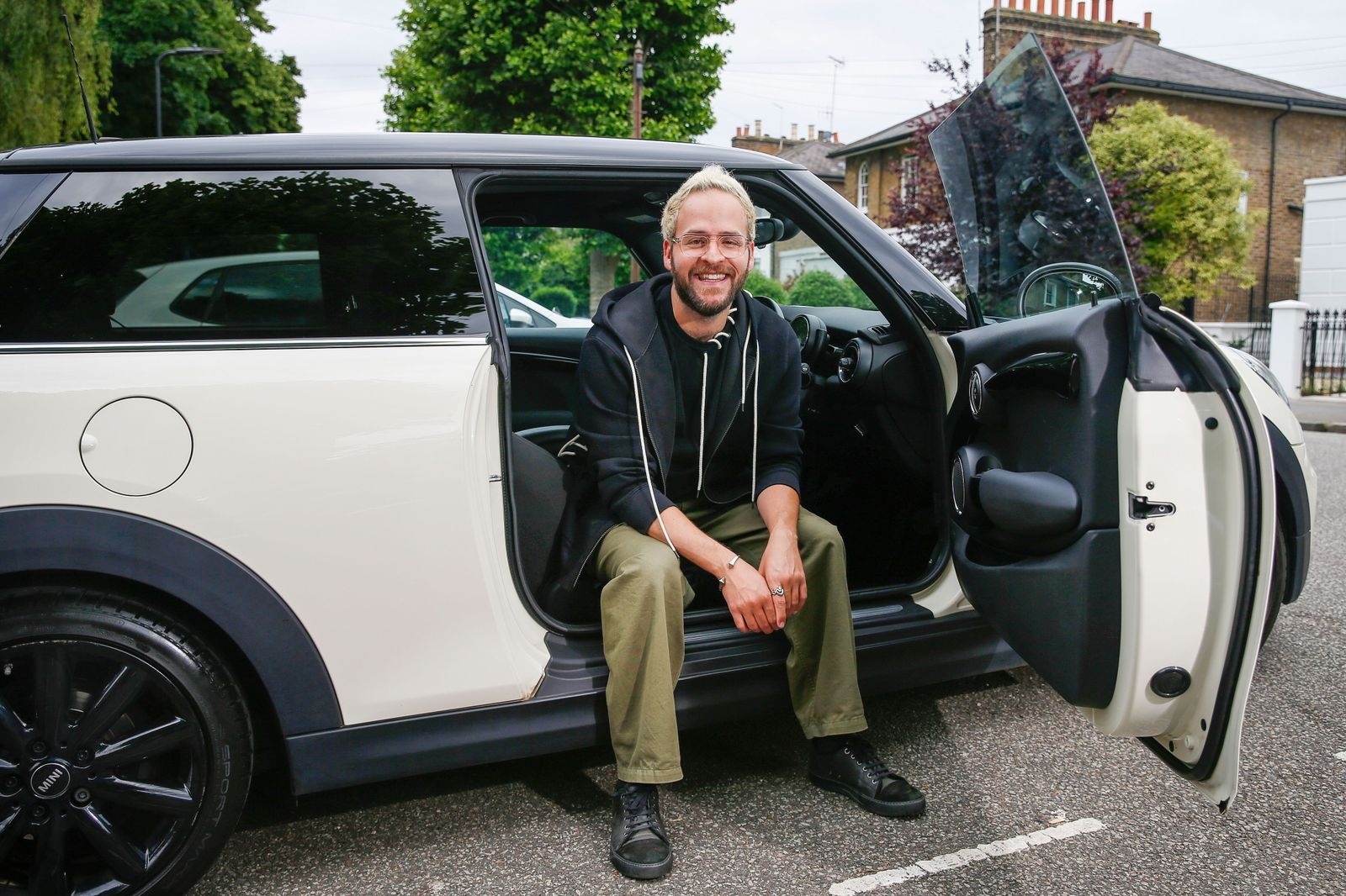 Nguoi tre do xo mua oto de tranh dich anh 2