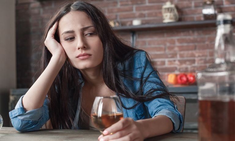 Người Mỹ lao vào rượu bia vì căng thẳng leo thang trong mùa dịch ảnh 1 Nguoi My lao vao ruou bia vi cang thang leo thang trong mua dich anh 1