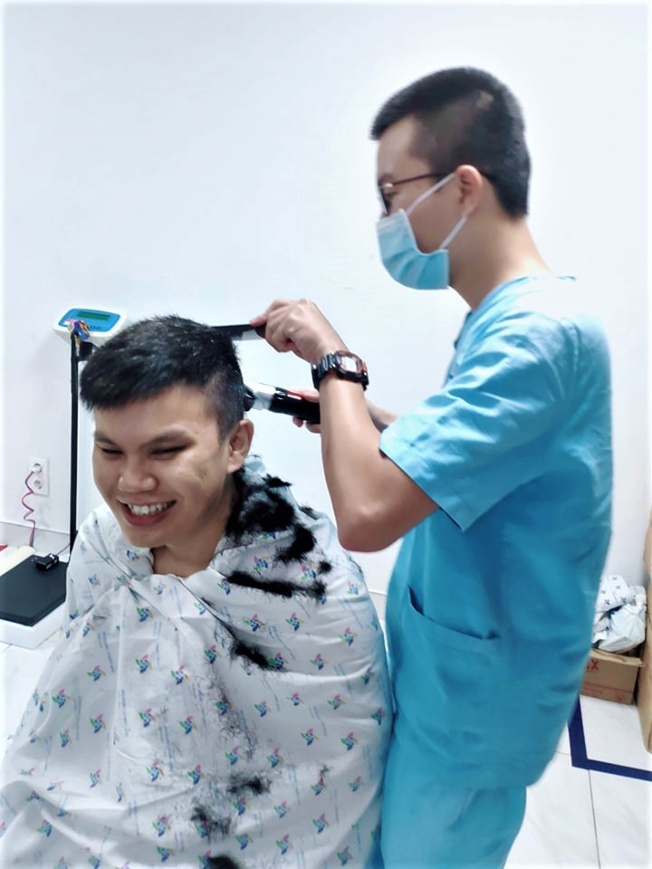 Cac bac si Benh vien Nhi dong TP.HCM tu cat toc truoc khi di chi vien anh 2
