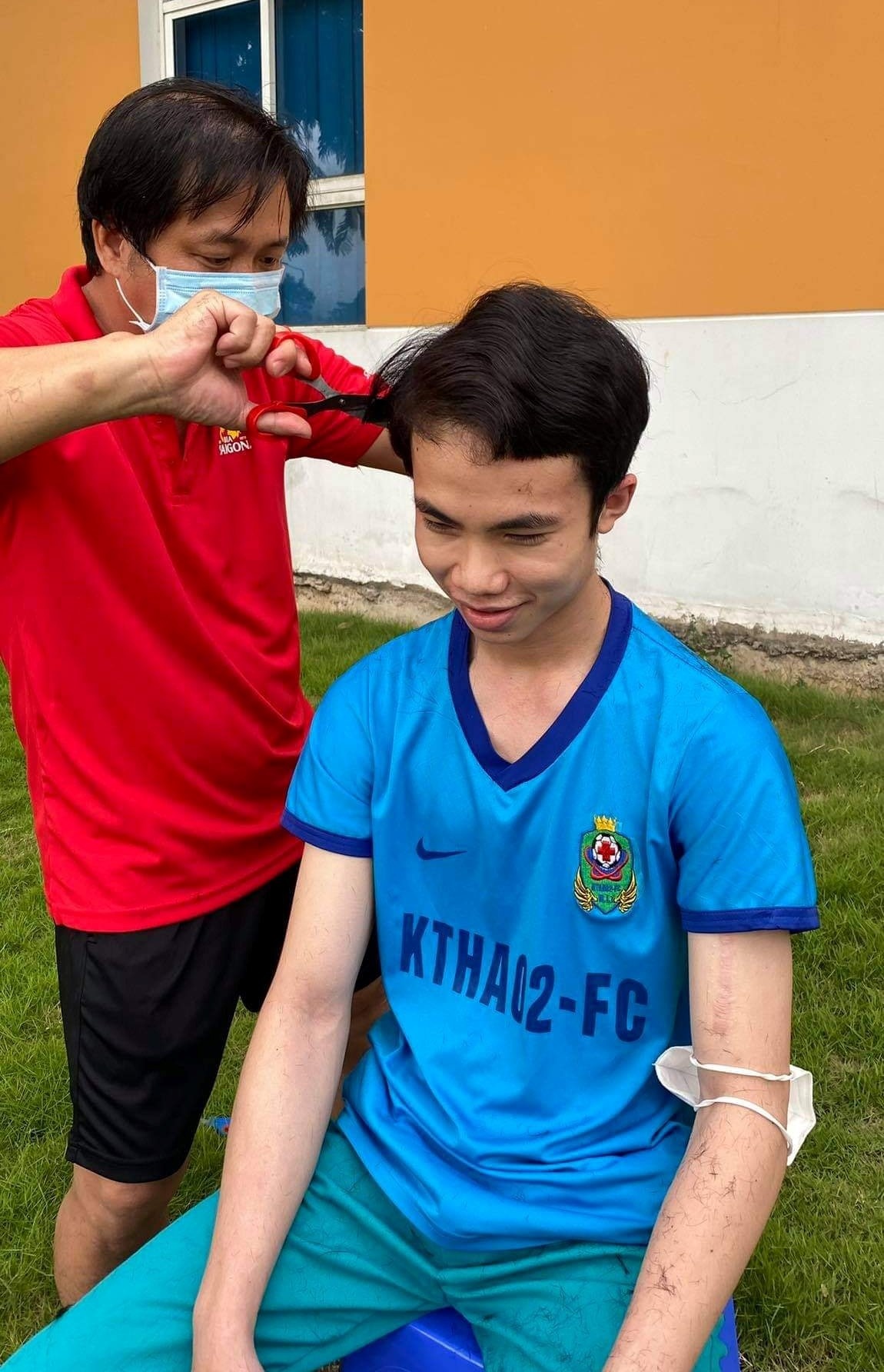 Cac bac si Benh vien Nhi dong TP.HCM tu cat toc truoc khi di chi vien anh 4