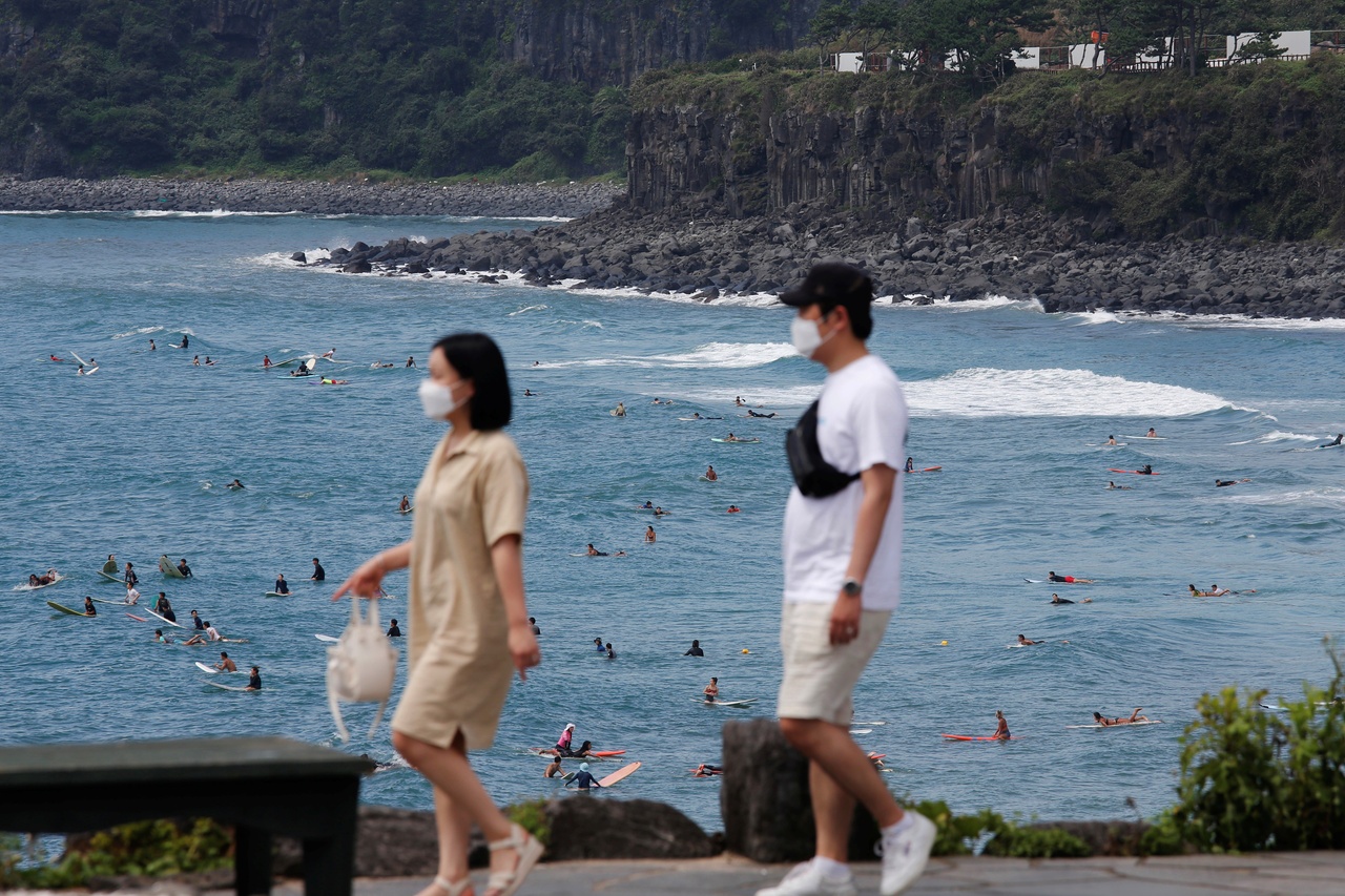 Nguoi tre Han do xo den dao Jeju nghi mat bat chap dai dich hinh anh