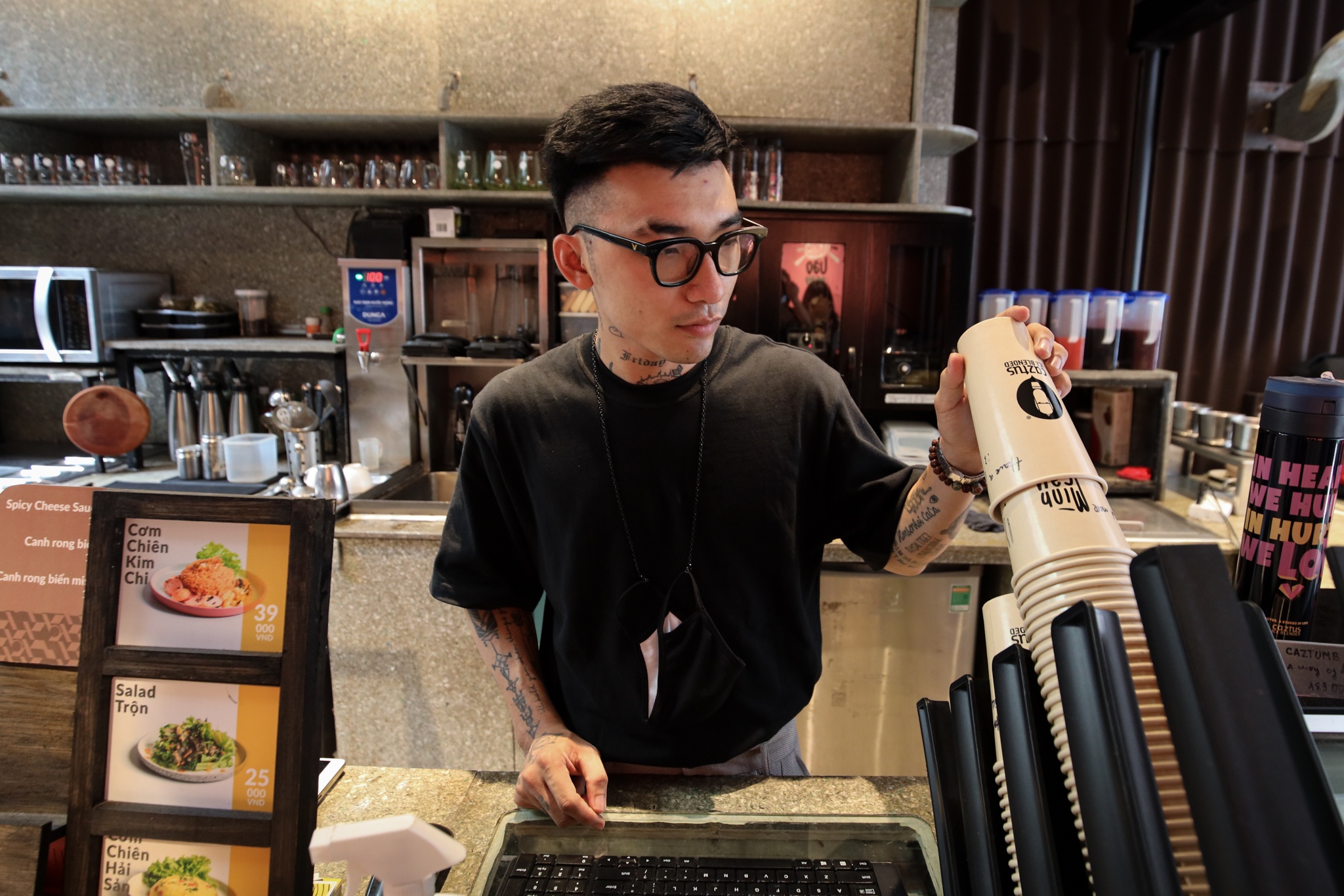 Cac quan ca phe o TP.HCM tim moi cach song chung voi dich hinh anh