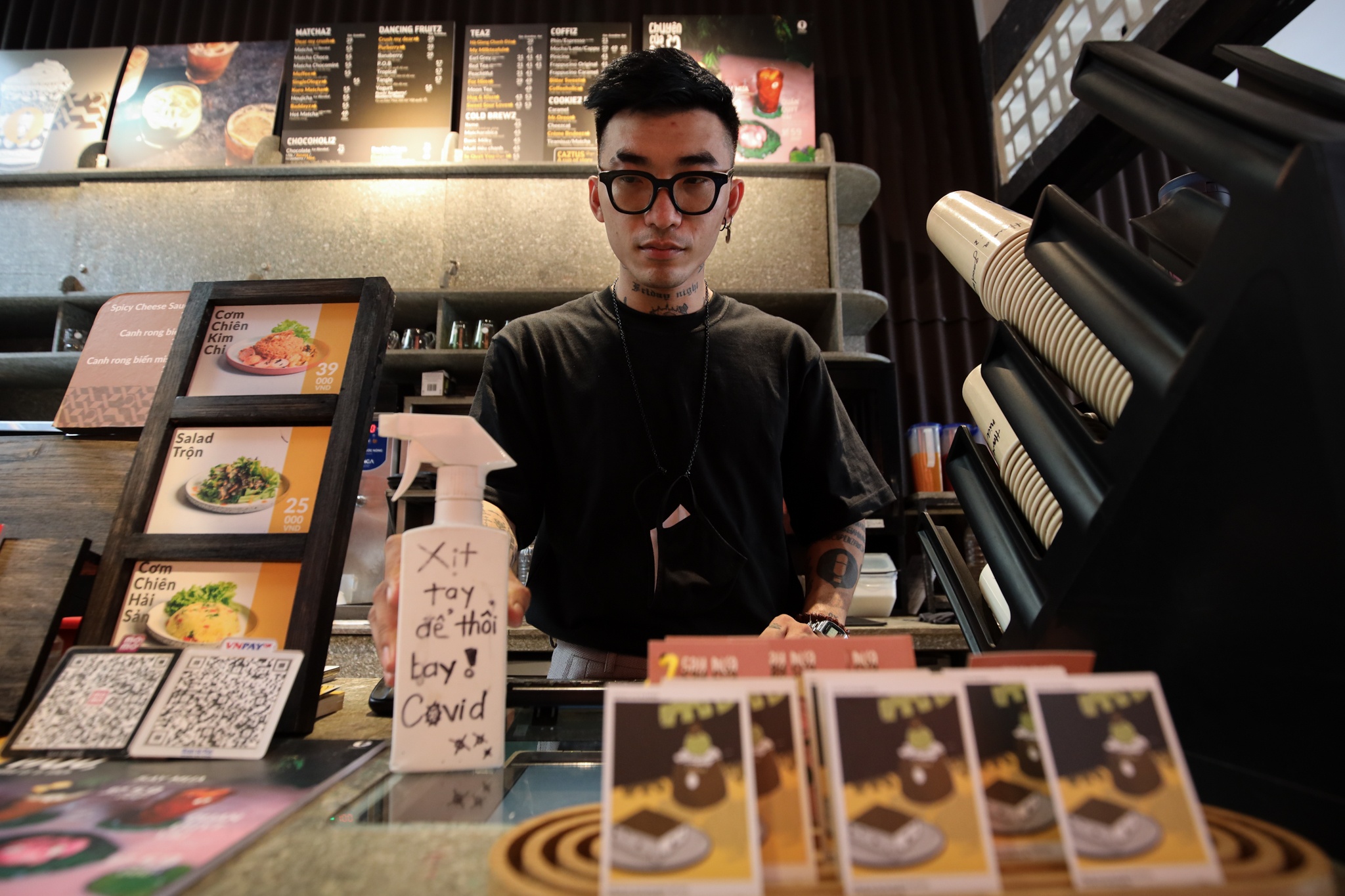 Cac quan ca phe o TP.HCM tim moi cach song chung voi dich anh 4