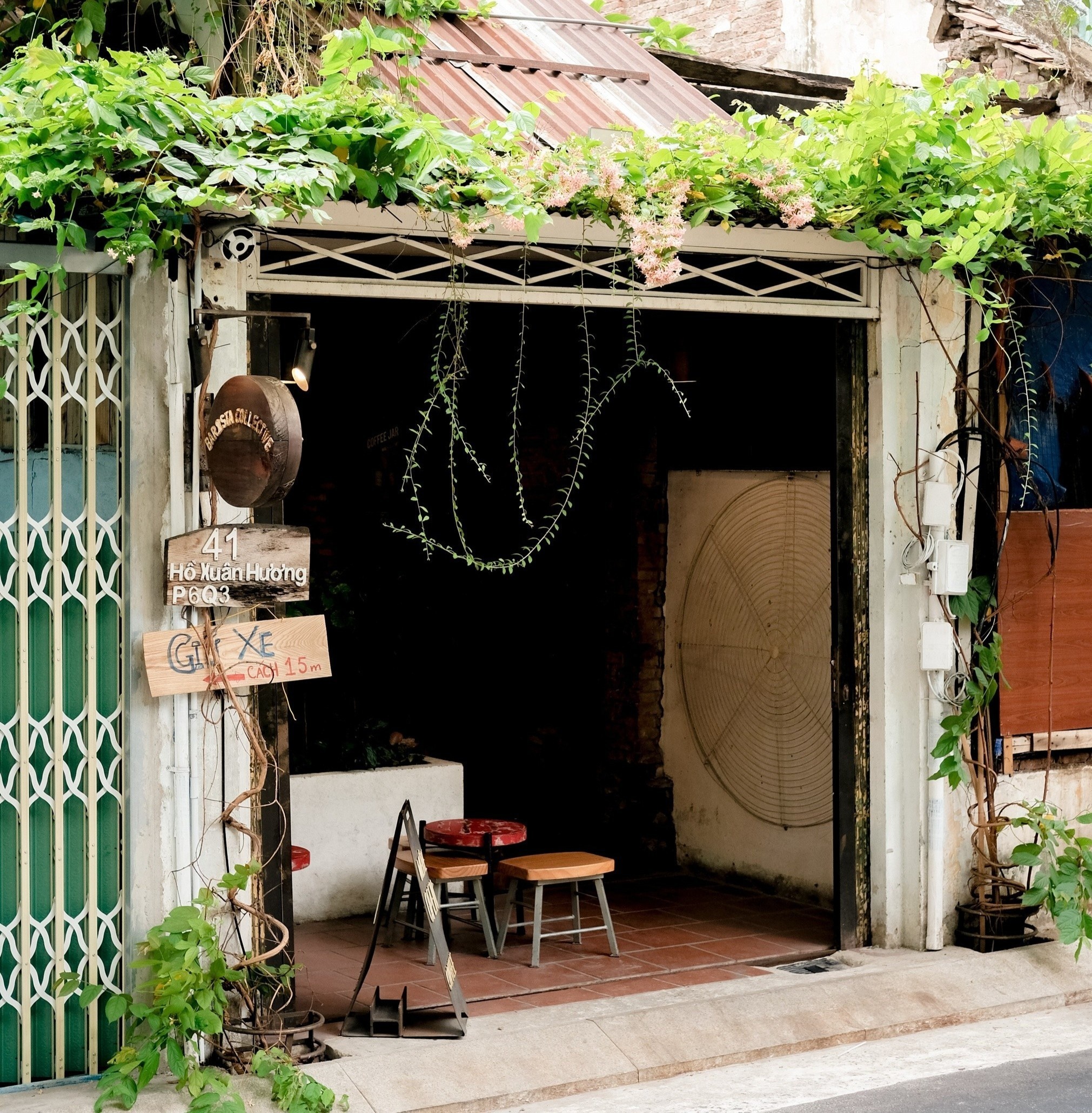 Cac quan ca phe o TP.HCM tim moi cach song chung voi dich anh 8