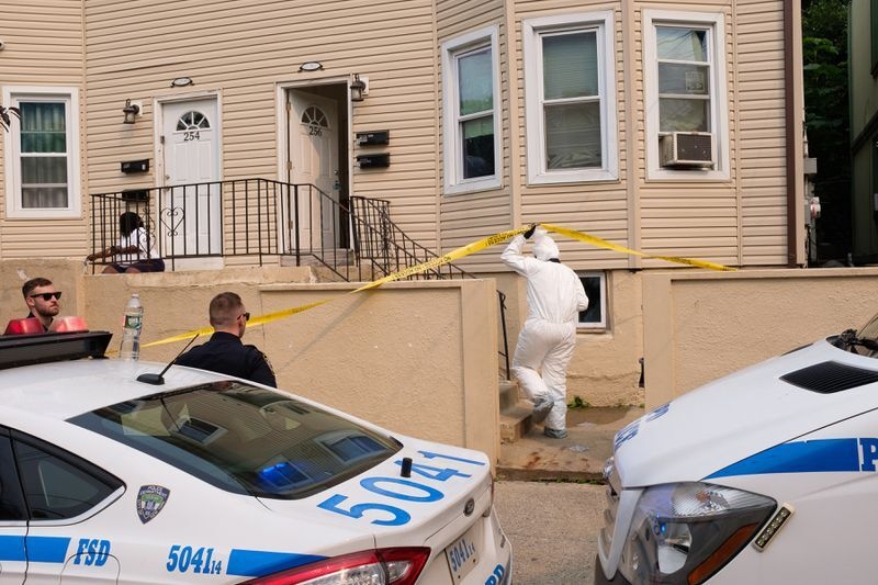 Nguoi dan ong chet voi dong chu Toi sam so cac be gai tren nguc anh 2